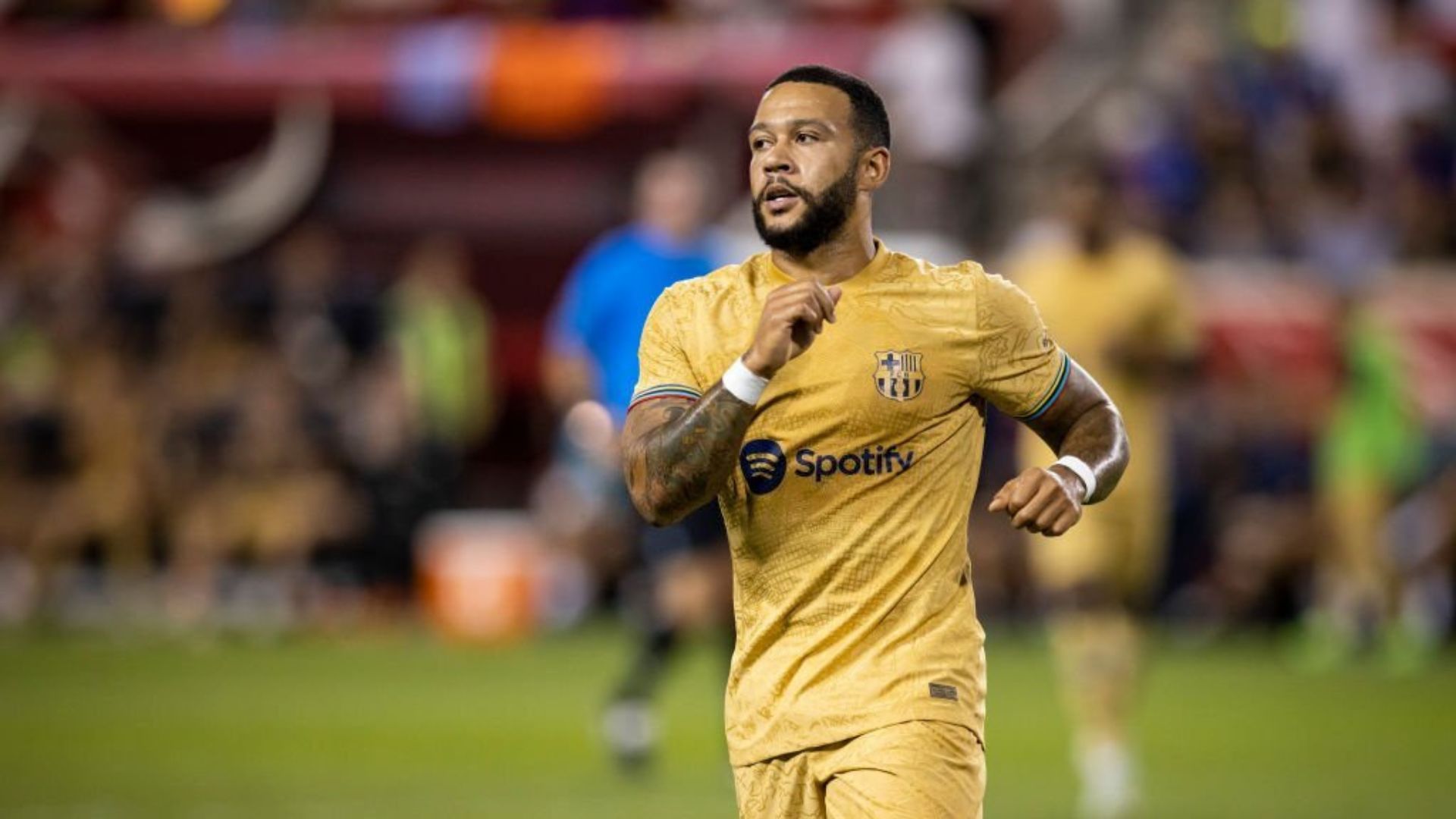 Memphis Depay celebrating after scoring a goal in away kit of FC Barcelona.