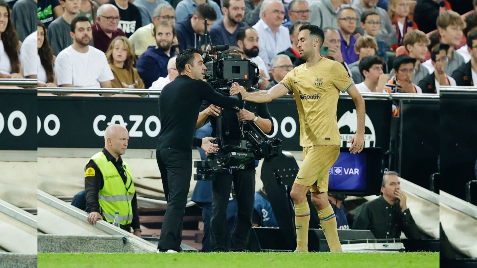 Barcelona head coach Xavi with Busquets