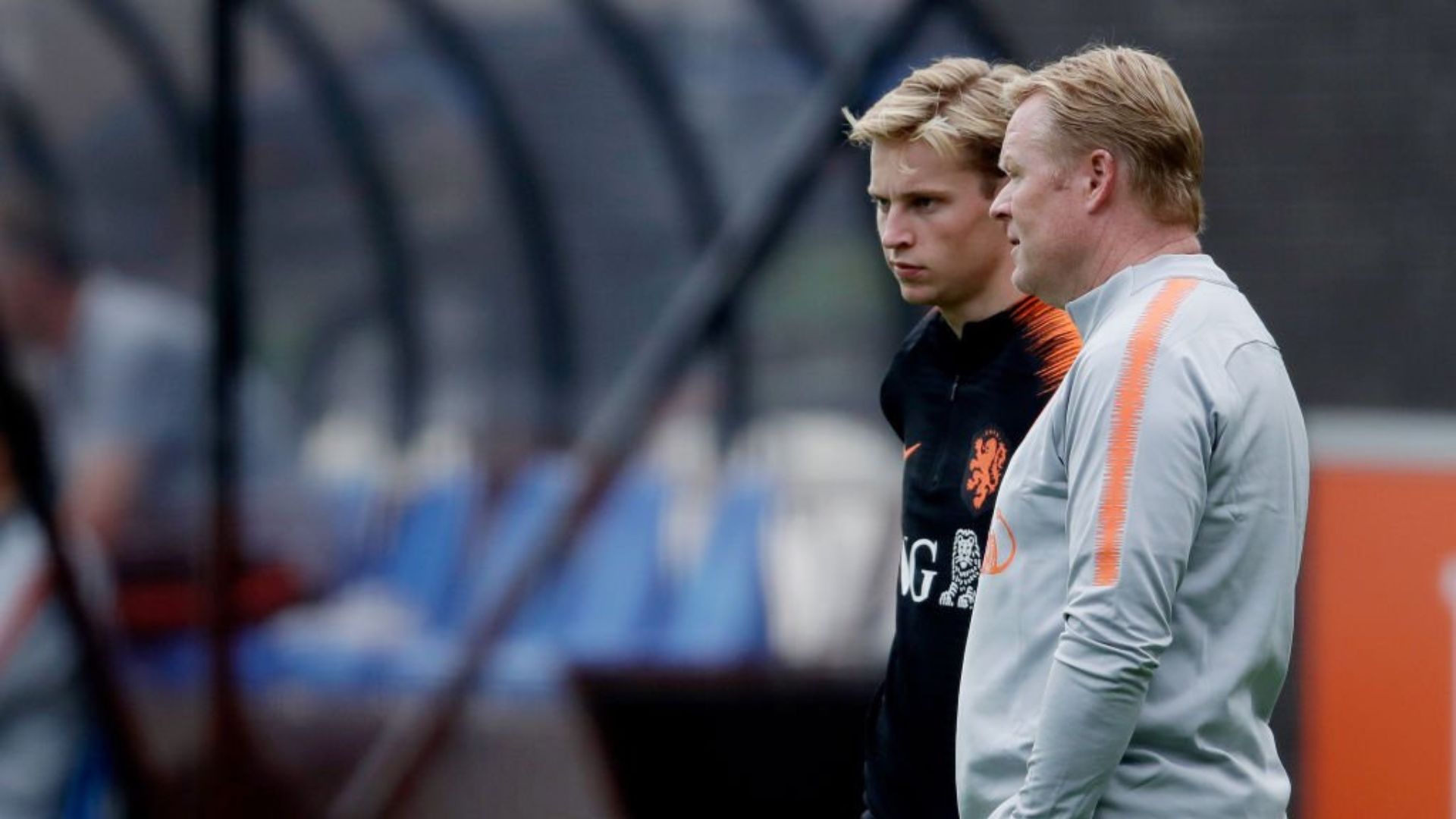 Barcelona midfielder Frenkie de Jong with Koeman