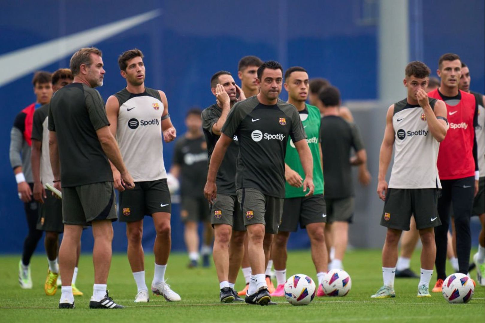 Barcelona squad training under the orders of Xavi