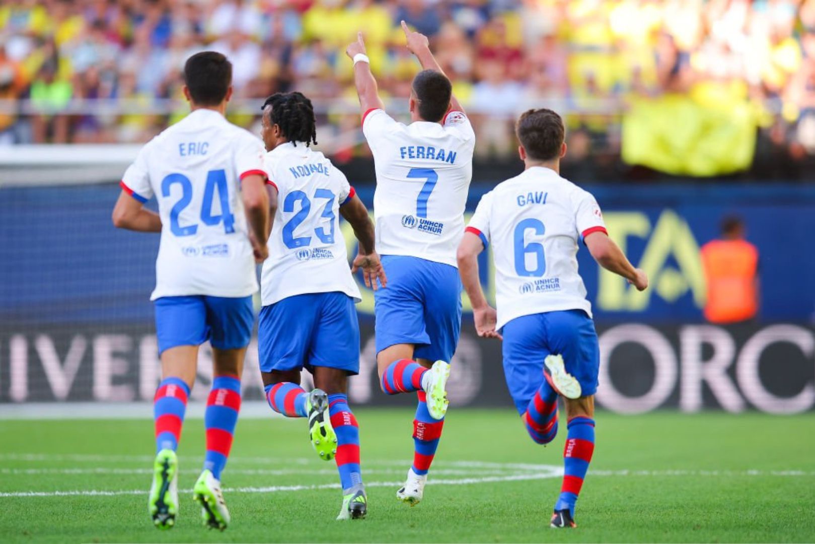 Barcelona Players Celebrating against Villarreal