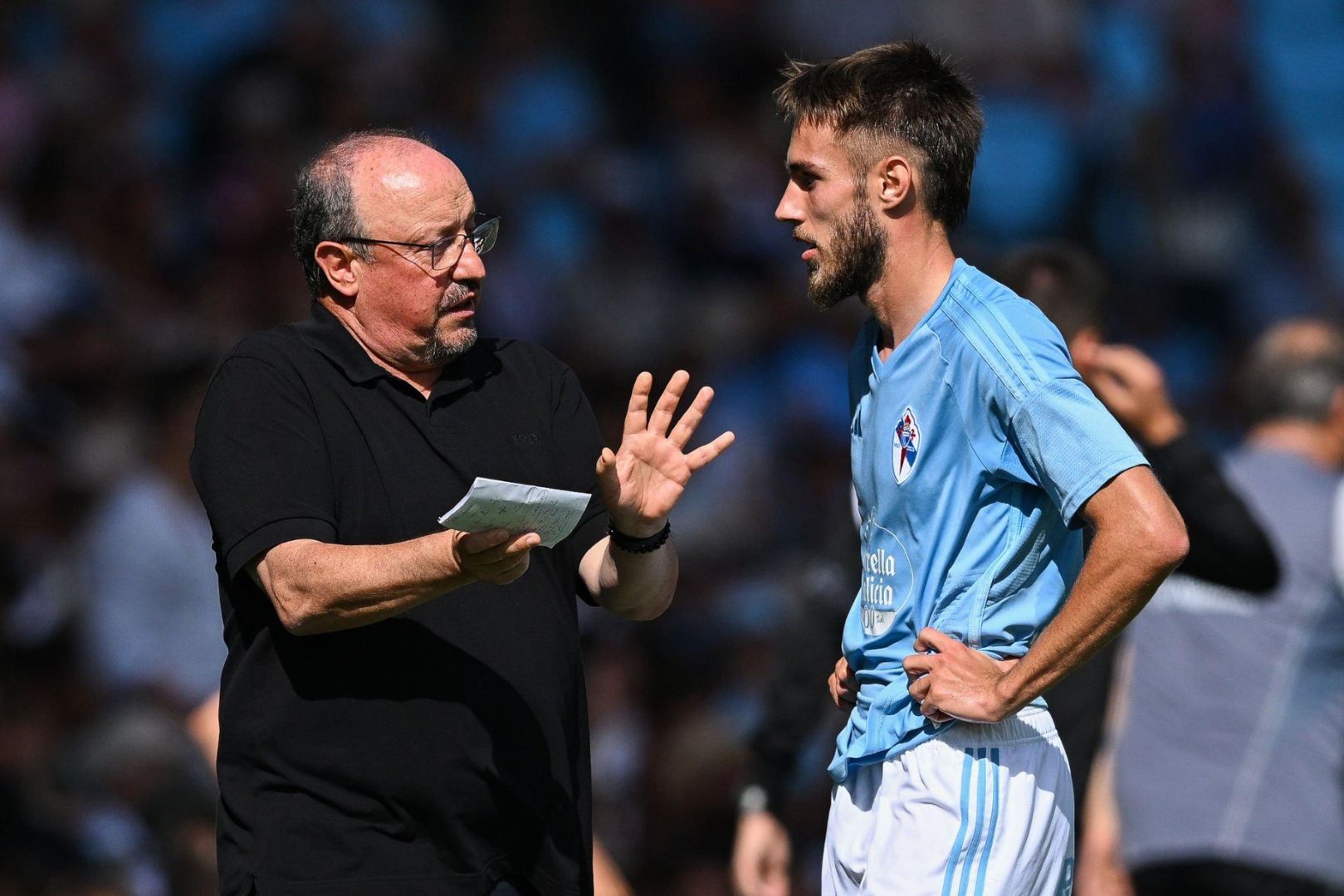 Former Barcelona defender Oscar Mingueza with his current coach Rafa Benitez