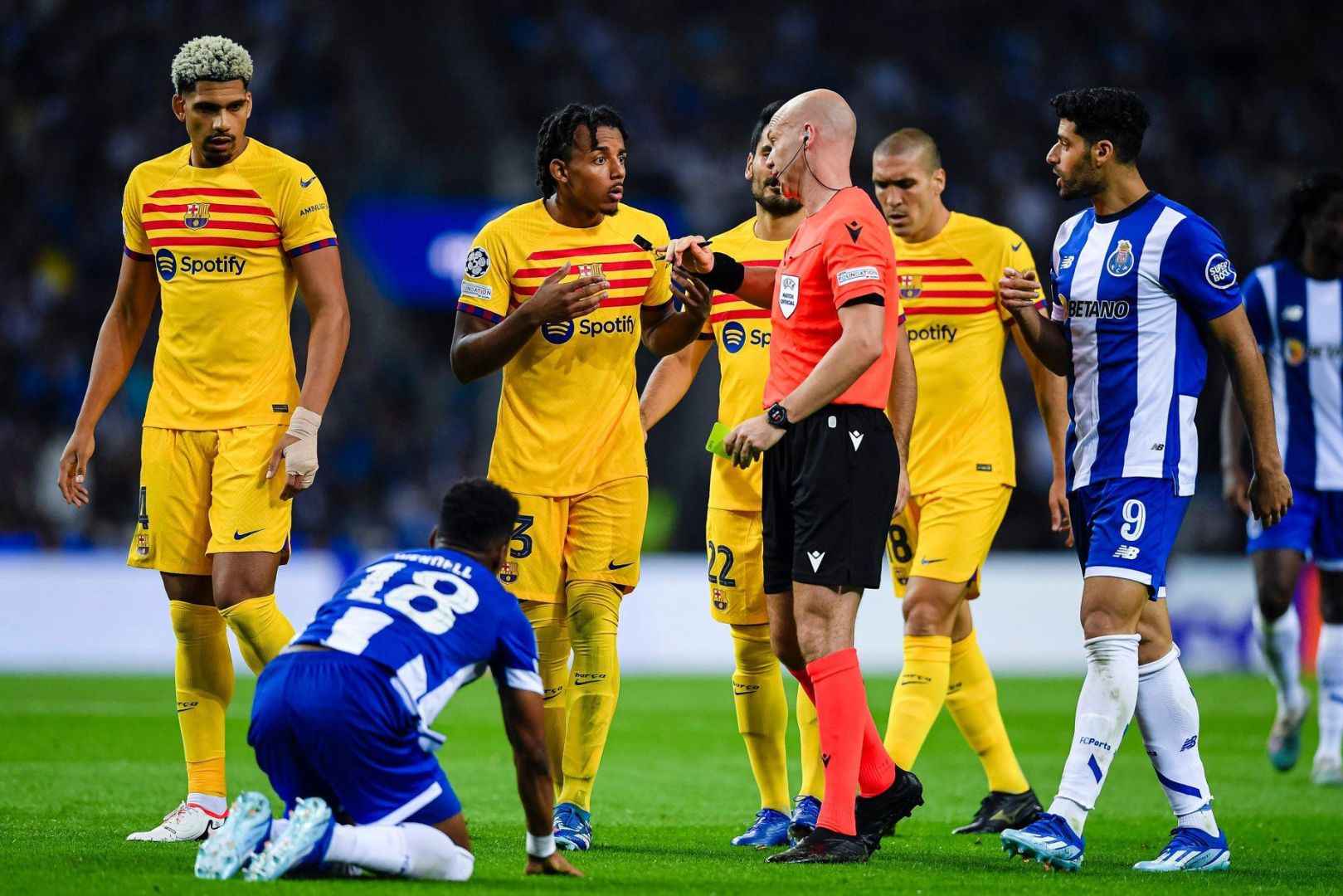 Barcelona players arguing with Referee