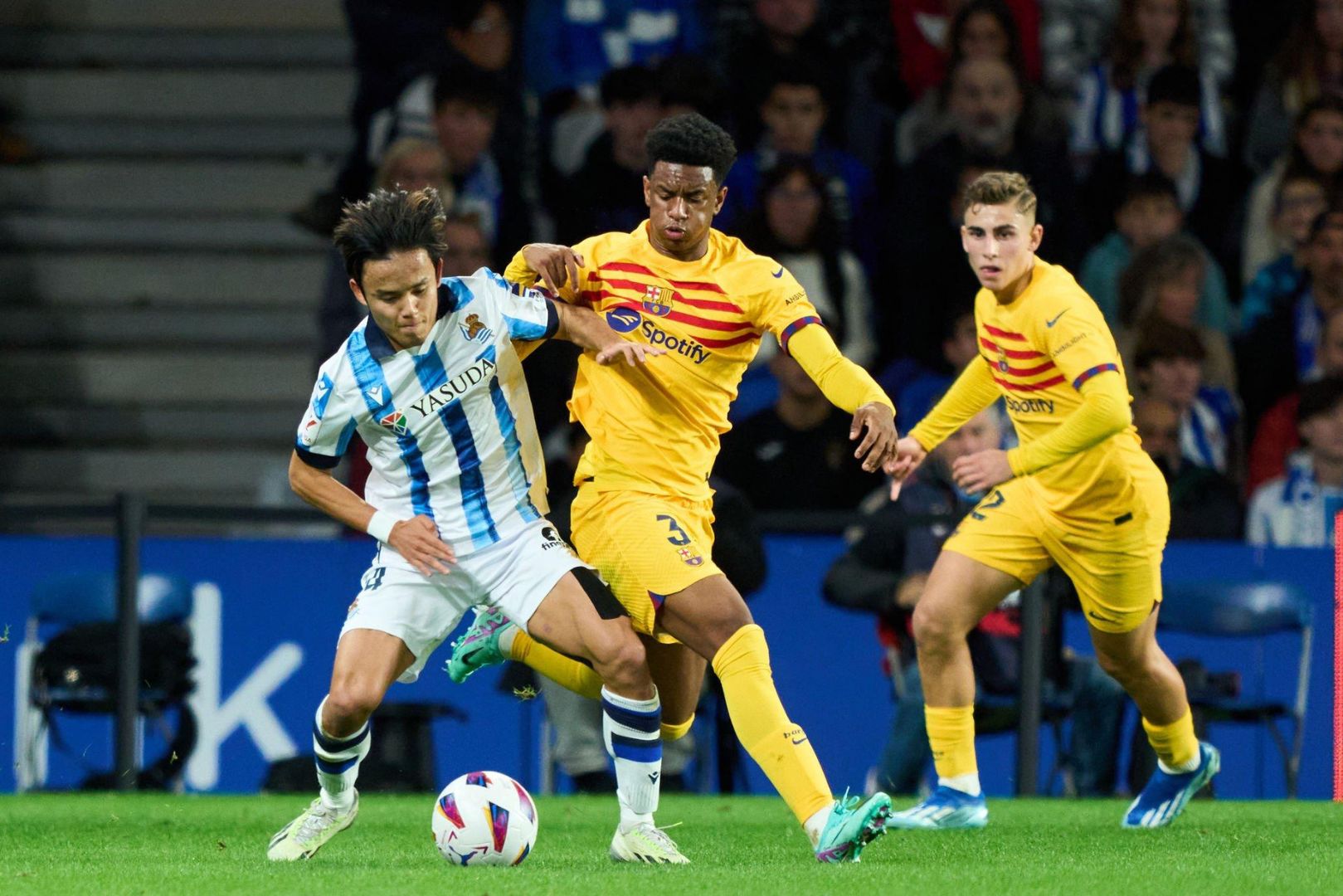 SAN SEBASTIAN, SPAIN - NOVEMBER 04: Alejandro Balde of FC Barcelona duels for the ball with Takefusa Kubo of Real Sociedad during the LaLiga EA Sports match between Real Sociedad and FC Barcelona at Reale Arena on November 04, 2023 in San Sebastian, Spain.