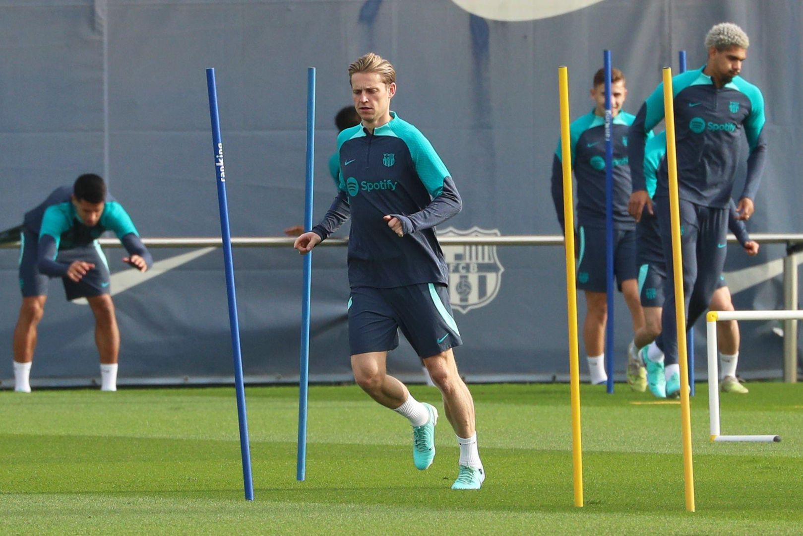 Frenkie de Jong is participating in the training session before the UEFA Champions League match against FC Porto in Barcelona, Spain, on November 27, 2023.