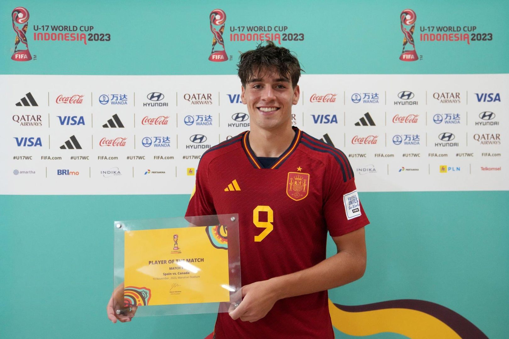 Marc Guiu of FC Barcelona ( Spain ) poses for a photo with his Player of the Match award after the FIFA U-17 World Cup Group B match between Spain and Canada at Manahan Stadium on November 10, 2023 in Surakarta, Indonesia.