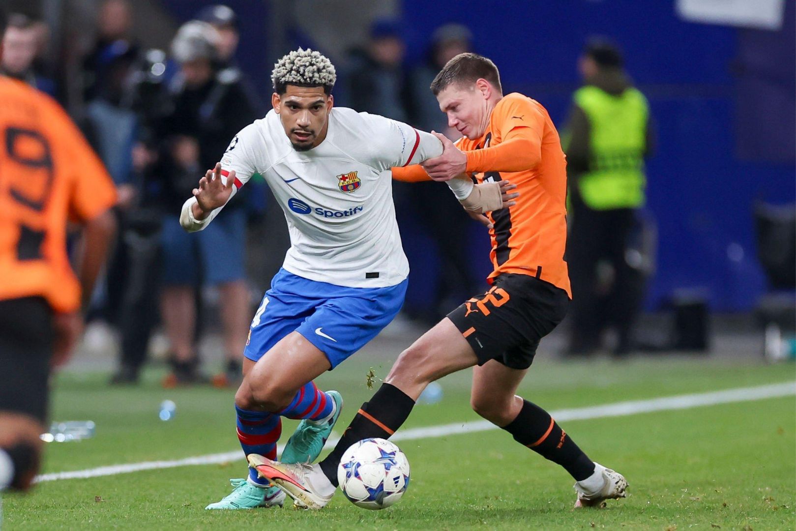 HAMBURG, GERMANY - NOVEMBER 7: Ronald Araujo of FC Barcelona and Mykola Matviyenko of Shakhtar Donetsk battle for the ball during the UEFA Champions League match between FC Shakhtar Donetsk and FC Barcelona at Volksparkstadion on November 7, 2023 in Hamburg, Germany.