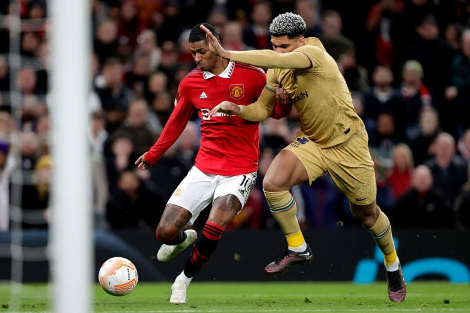 MANCHESTER, UNITED KINGDOM - FEBRUARY 23: (L-R) Marcus Rashford of Manchester United ,Ronald Araujo of FC Barcelona during the UEFA Europa League match between Manchester United v FC Barcelona at the Old Trafford on February 23, 2023 in Manchester United Kingdom