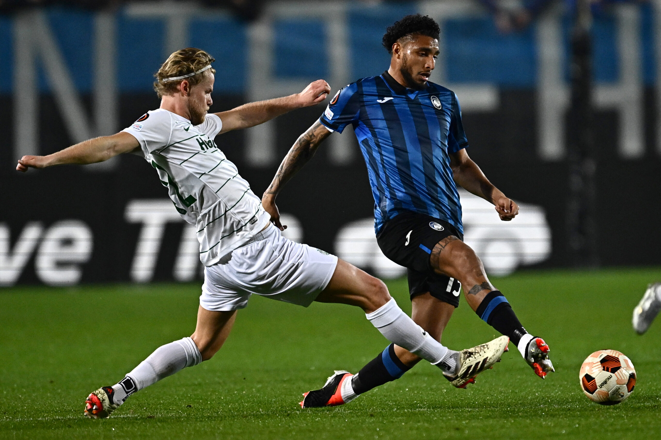 Sporting Lisbon's Danish midfielder #42 Morten Hjulmand (L) fights for the ball with Atalanta's Brazilian midfielder #13 Ederson Jose Dos Santos Lourenco da Silva during the UEFA Europa League last 16 second leg football match between Atalanta and Sporting CP at the Atleti Azzurri d'Italia Stadium in Bergamo on March 14, 2024.