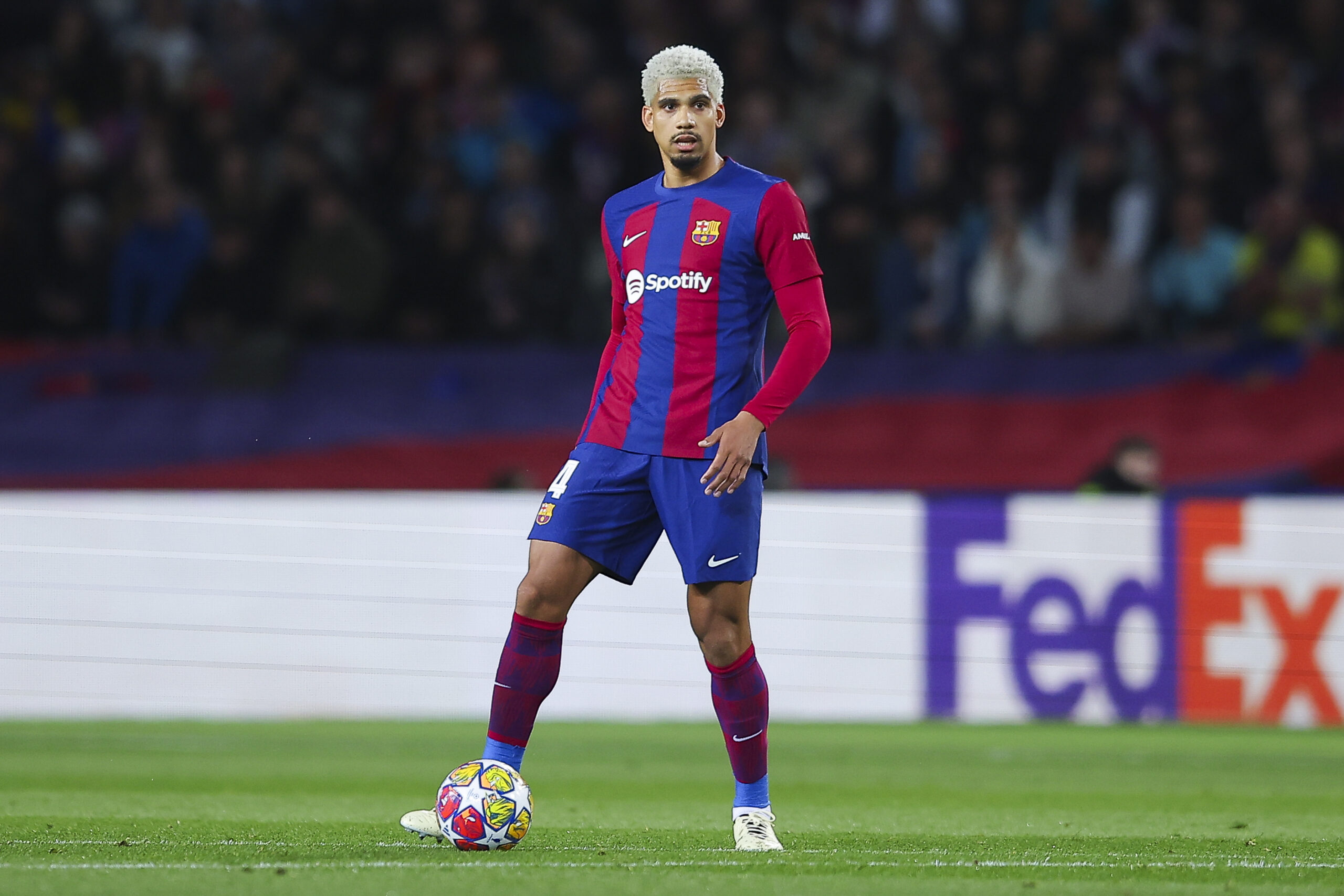 BARCELONA, SPAIN - MARCH 12: Ronald Araujo of FC Barcelona controls the ball during the UEFA Champions League 2023/24 round of 16 second leg match between FC Barcelona and SSC Napoli at Estadi Olimpic Lluis Companys on March 12, 2024 in Barcelona, Spain.