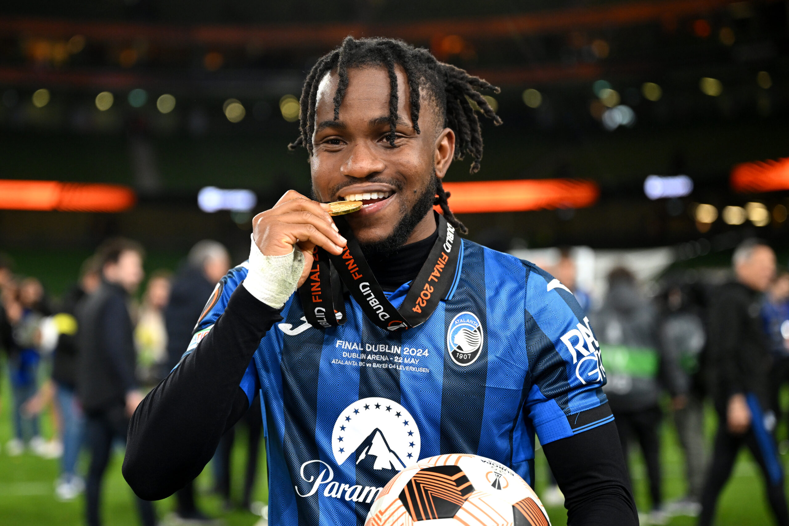DUBLIN, IRELAND - MAY 22: Ademola Lookman of Atalanta BC bites their winner's medal as he celebrates victory after the UEFA Europa League 2023/24 final match between Atalanta BC and Bayer 04 Leverkusen at Dublin Arena on May 22, 2024 in Dublin, Ireland.