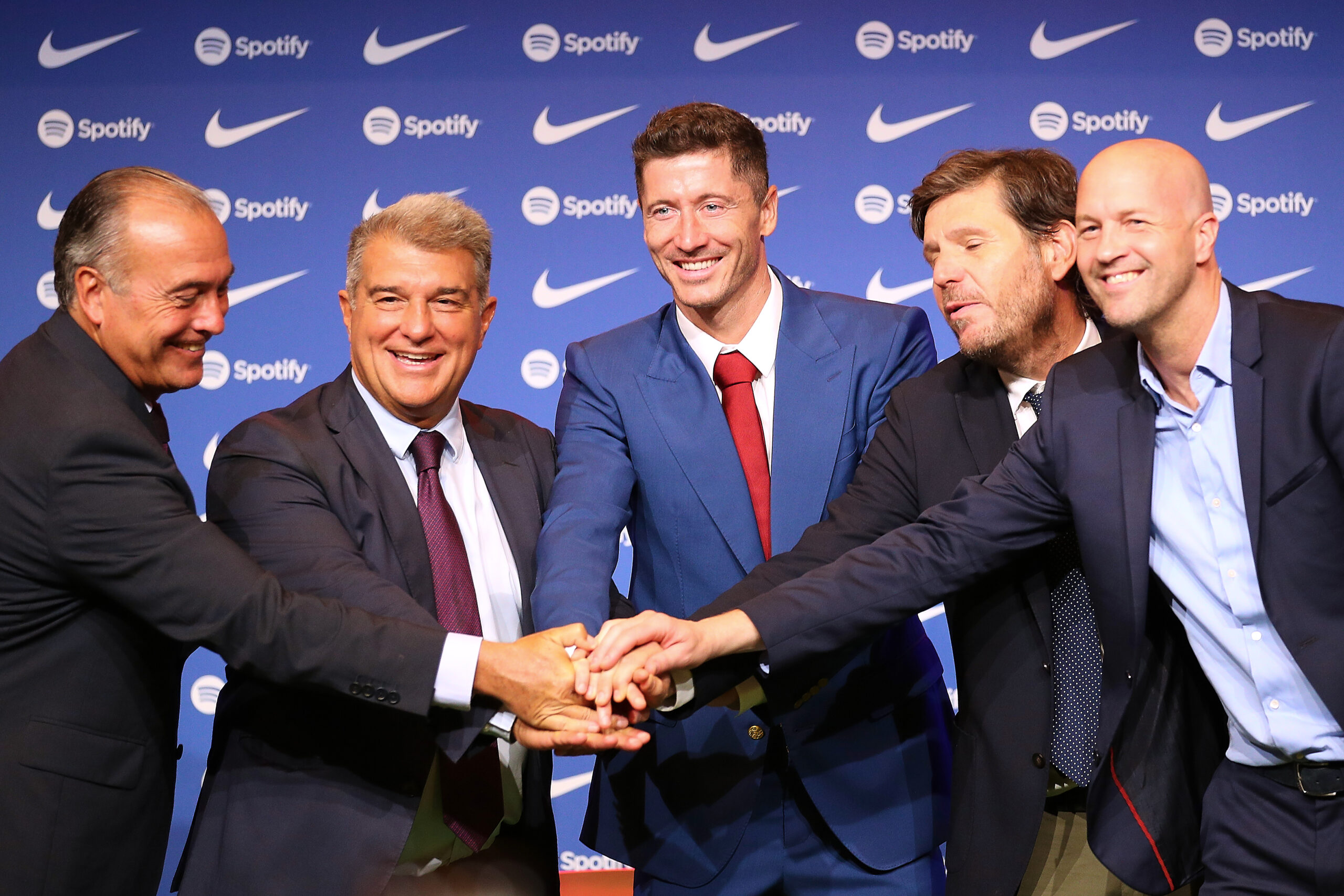 BARCELONA, SPAIN - AUGUST 05: (L-R) FC Barcelona Vice-President Rafael Yuste, FC Barcelona president Joan Laporta, Rober Lewandowski, FC Barcelona Football Director Mateu Alemany and FC Barcelona Sports advisor Jordi Cruyff pose for the media as he is presented as a FC Barcelona player at Camp Nou on August 05, 2022 in Barcelona, Spain.