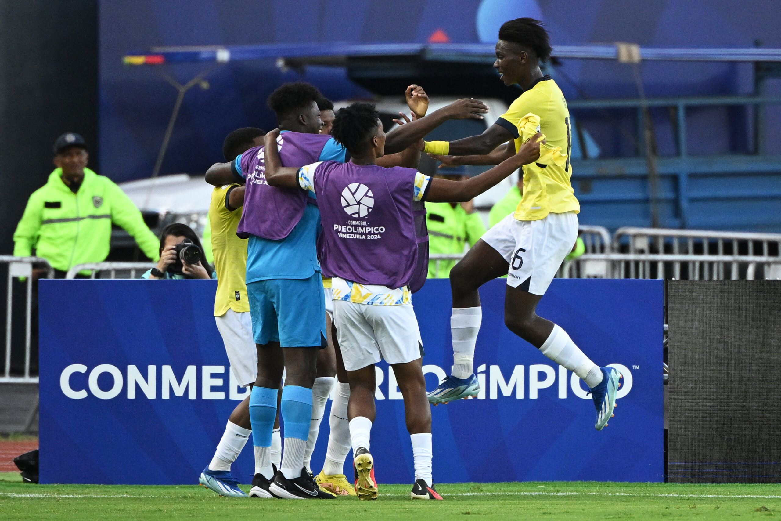 Ecuador's Allen Obando (R) celebrates with teammates after scoring during the Venezuela 2024 CONMEBOL Pre-Olympic Tournament Group A football match between Bolivia and Ecuador at the Brigido Iriarte stadium in Caracas, on January 26, 2024.