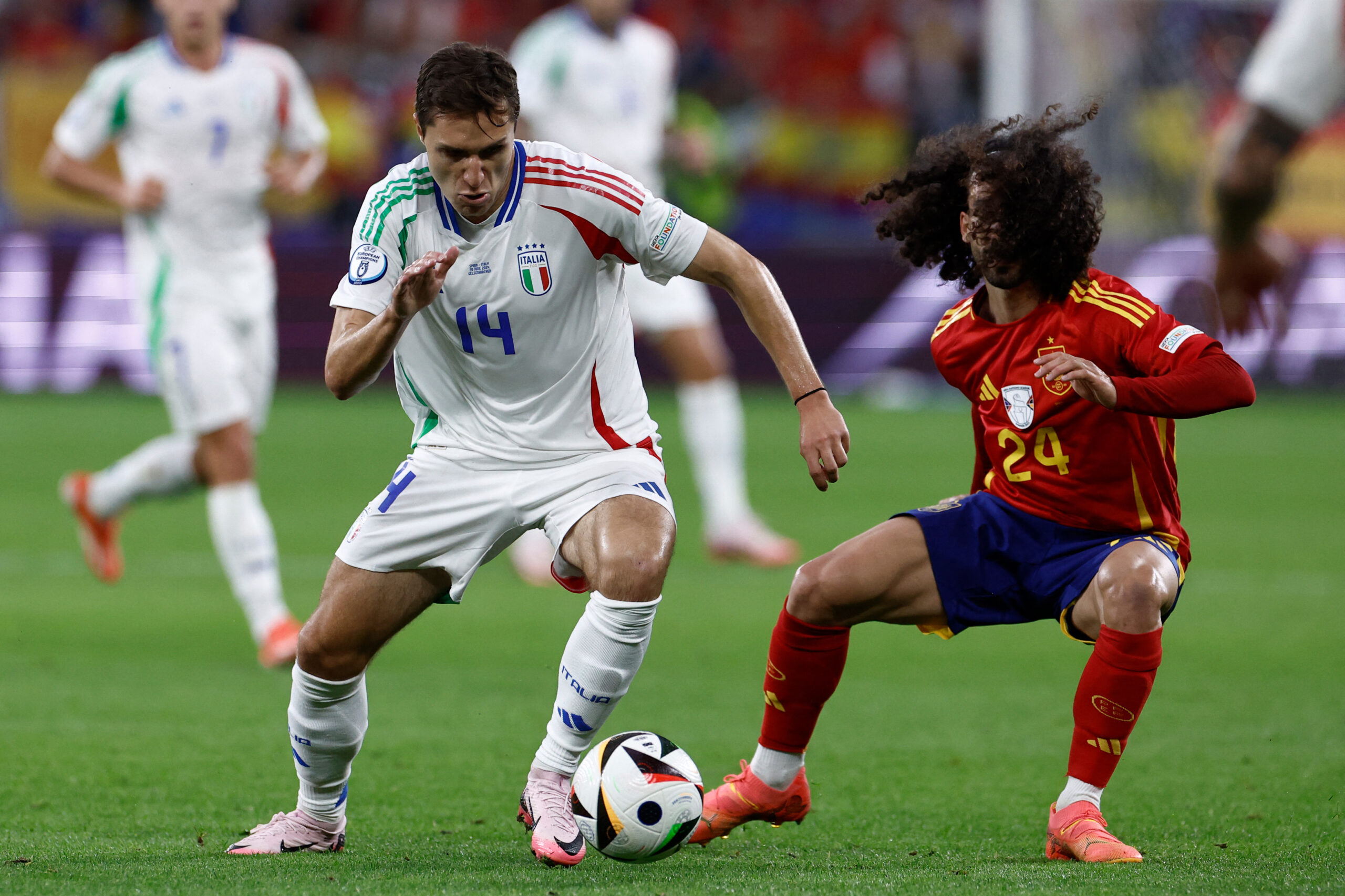 TOPSHOT - Italy's forward #14 Federico Chiesa (L) fights for the ball with Spain's defender #24 Marc Cucurella during the UEFA Euro 2024 Group B football match between Spain and Italy at the Arena AufSchalke in Gelsenkirchen on June 20, 2024.