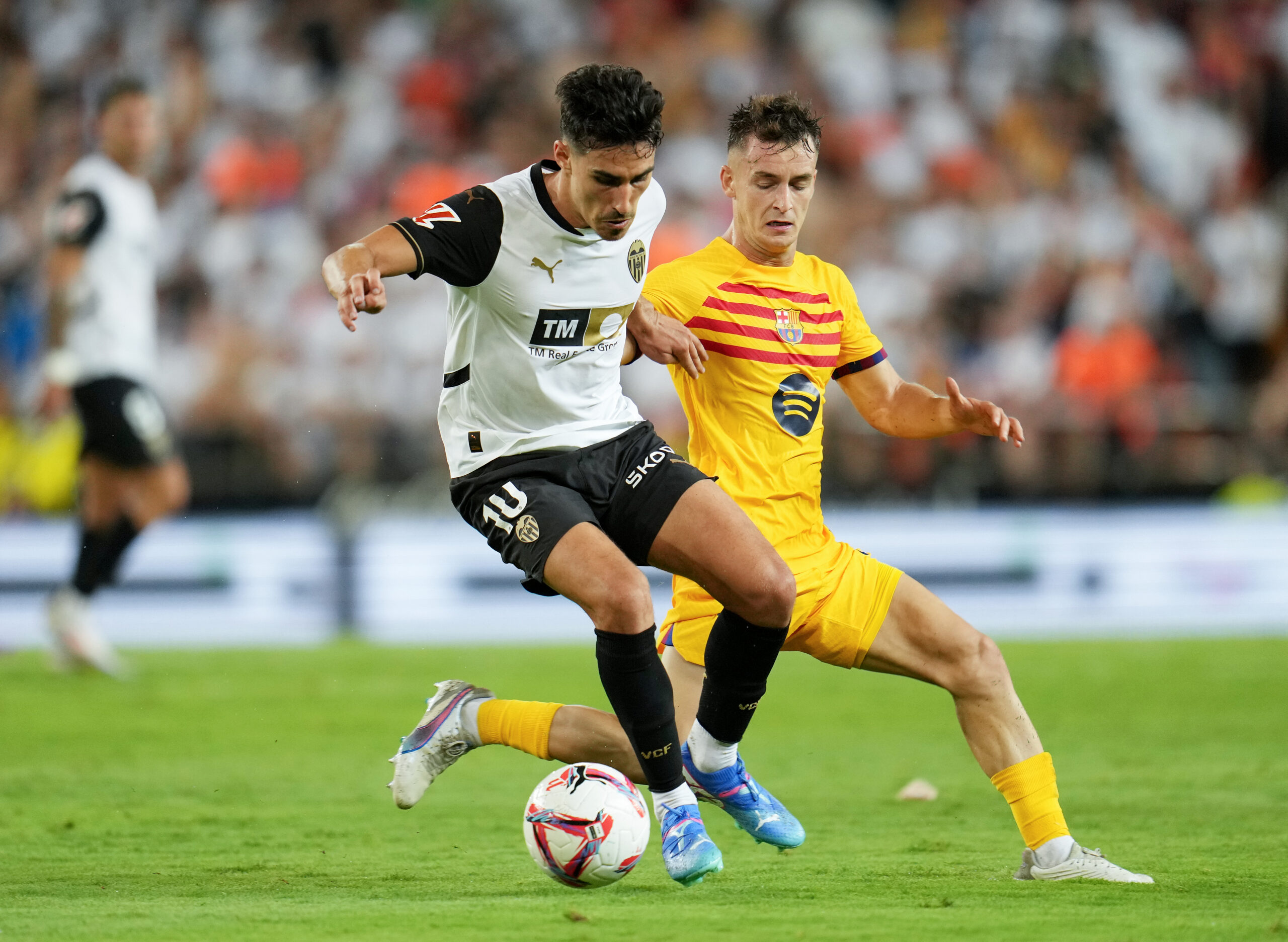 VALENCIA, SPAIN - AUGUST 17: Andre Almeida of Valencia CF controls the ball whilst under pressure from Marc Casado of FC Barcelona during the La Liga match between Valencia CF and FC Barcelona at Estadio Mestalla on August 17, 2024 in Valencia, Spain. (Photo by Aitor Alcalde/Getty Images)
