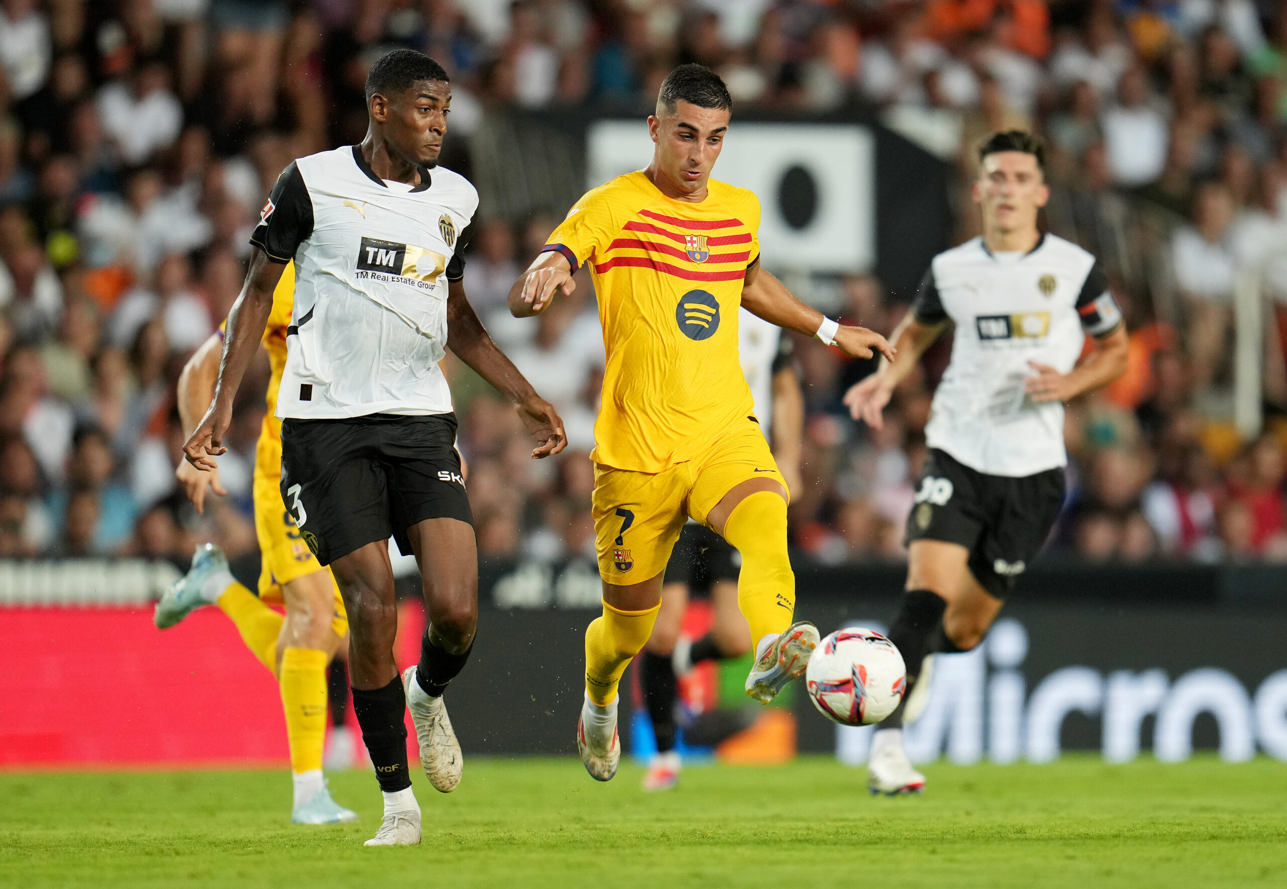 VALENCIA, SPAIN - AUGUST 17: Ferran Torres of FC Barcelona controls the ball whilst under pressure from Cristhian Mosquera of Valencia CF during the La Liga match between Valencia CF and FC Barcelona at Estadio Mestalla on August 17, 2024 in Valencia, Spain.