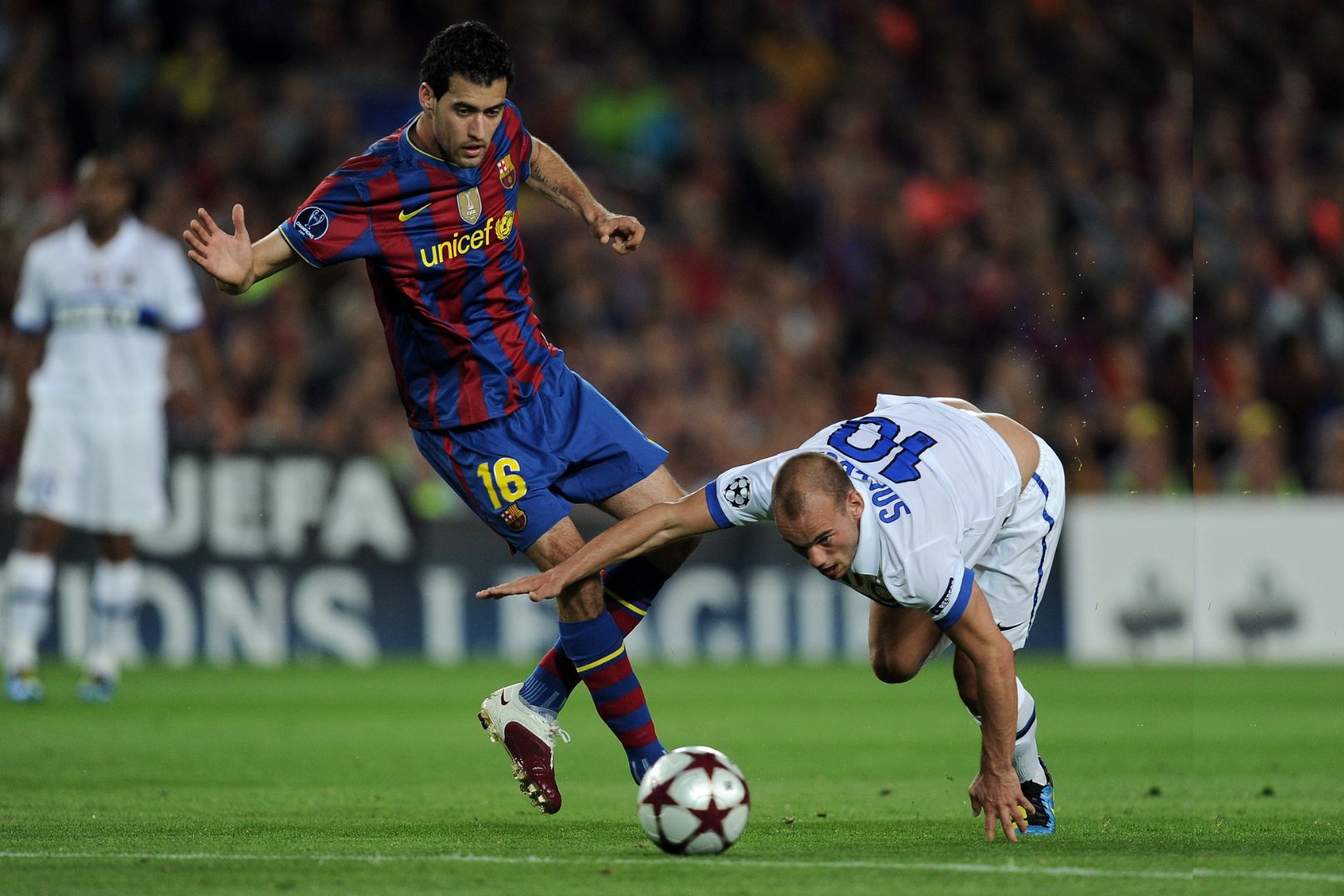 BARCELONA, SPAIN - APRIL 28: Wesley Sneijder (R) of Inter Milan fights for the ball with Sergio Busquets of FC Barcelona during the UEFA Champions League semi final second leg match between Barcelona and Inter Milan at the Camp Nou stadium on April 28, 2010 in Barcelona, Spain.