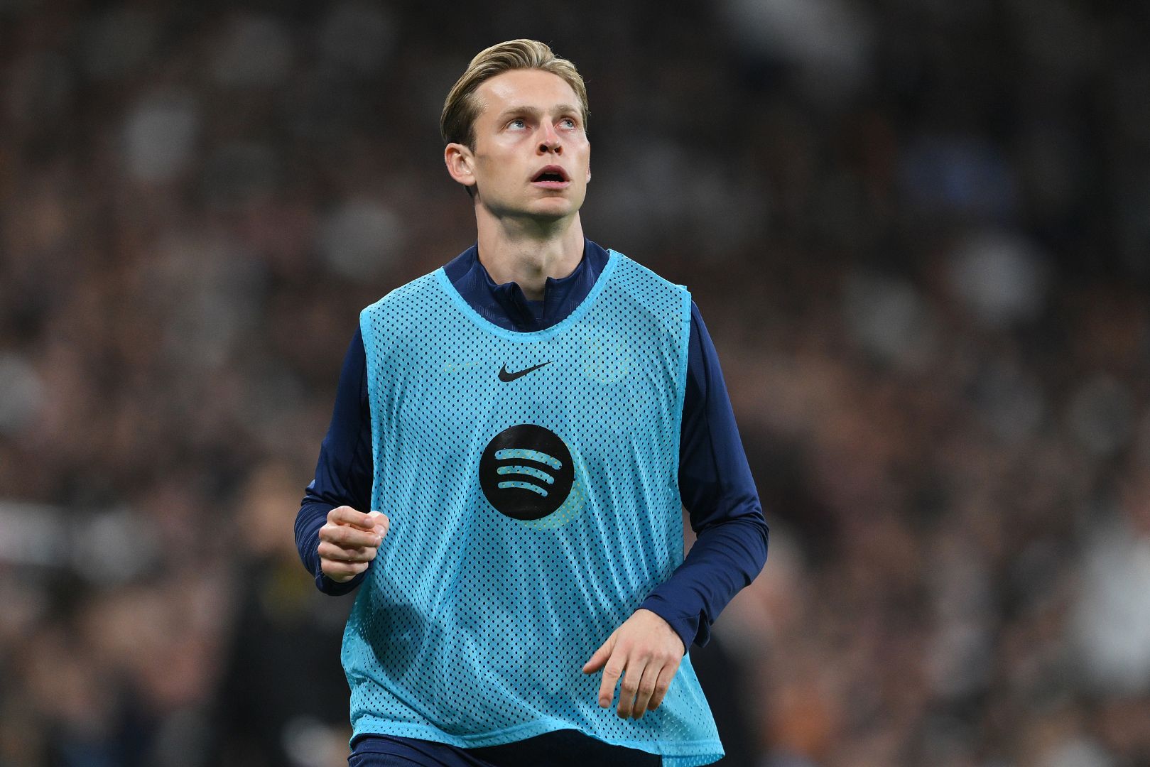 MADRID, SPAIN - OCTOBER 26: Frenkie de Jong of FC Barcelona warms up prior to the LaLiga match between Real Madrid CF and FC Barcelona at Estadio Santiago Bernabeu on October 26, 2024 in Madrid, Spain.