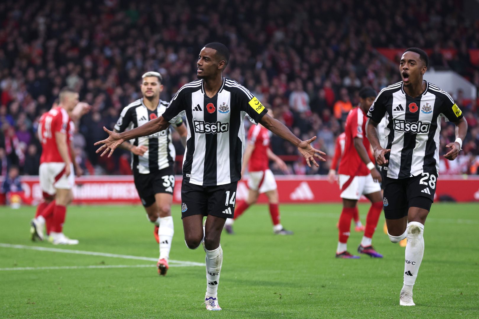 NOTTINGHAM, ENGLAND - NOVEMBER 10: Alexander Isak of Newcastle United celebrates scoring his team's first goal during the Premier League match between Nottingham Forest FC and Newcastle United FC at City Ground on November 10, 2024 in Nottingham, England.