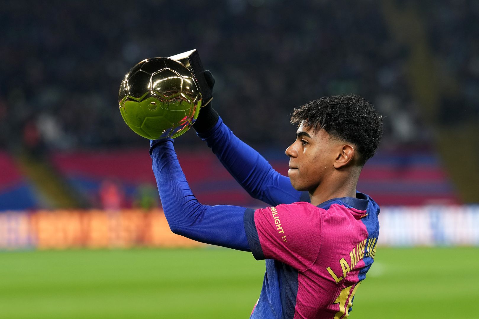 BARCELONA, SPAIN - DECEMBER 15: Lamine Yamal of FC Barcelona is presented with the Golden Boy 2024 award prior to the LaLiga match between FC Barcelona and CD Leganes at Estadi Olimpic Lluis Companys on December 15, 2024 in Barcelona, Spain.