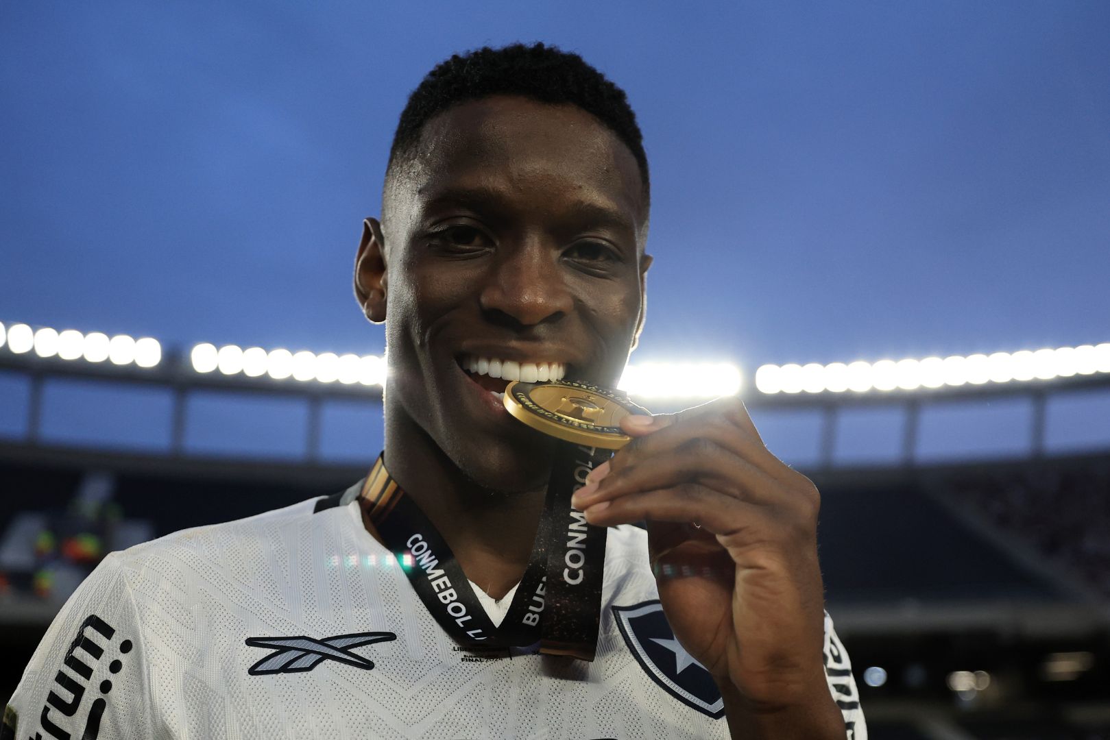 BUENOS AIRES, ARGENTINA - NOVEMBER 30: Luiz Henrique of Botafogo celebrates with winner's medal after the Copa CONMEBOL Libertadores 2024 Final between Atletico Mineiro and Botafogo at Estadio Más Monumental Antonio Vespucio Liberti on November 30, 2024 in Buenos Aires, Argentina.