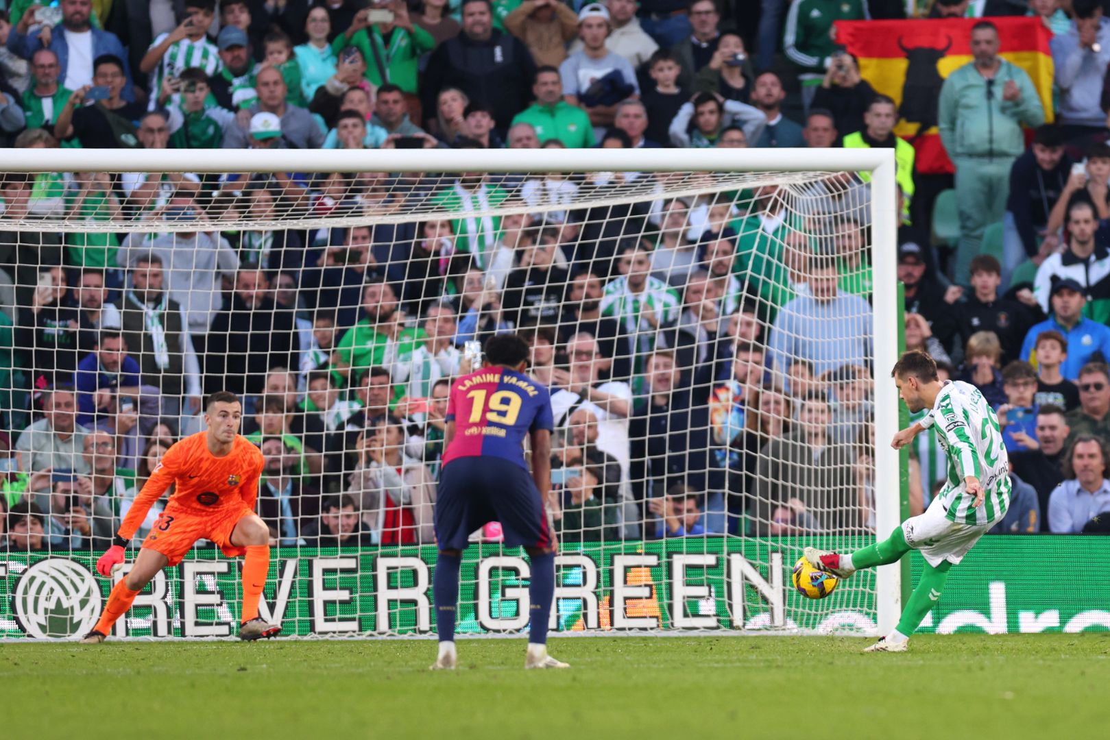 SEVILLE, SPAIN - DECEMBER 07: Giovani Lo Celso of Real Betis scores his team's first goal from the penalty spot during the LaLiga match between Real Betis Balompie and FC Barcelona at Estadio Benito Villamarin on December 07, 2024 in Seville, Spain.