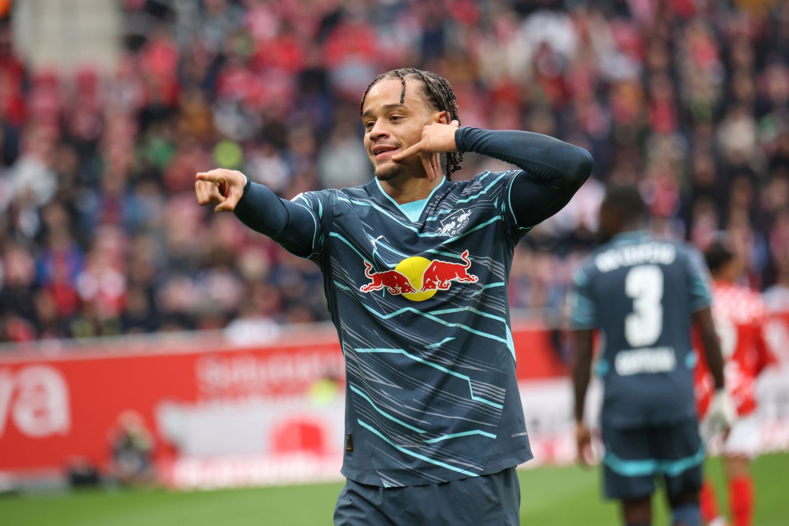 MAINZ, GERMANY - OCTOBER 19: Xavi Simons of Leipzig celebrates after scoring during the Bundesliga match between 1. FSV Mainz 05 and RB Leipzig at MEWA Arena on October 19, 2024 in Mainz, Germany.