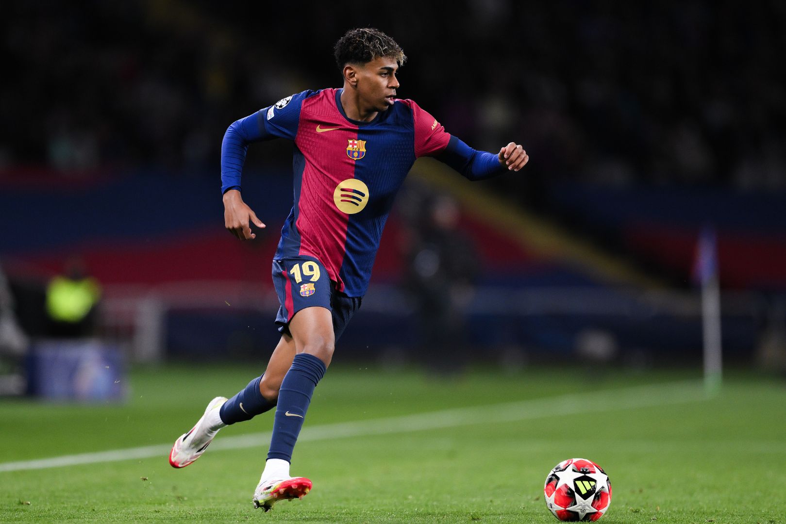 BARCELONA, SPAIN - JANUARY 29: Lamine Yamal of FC Barcelona runs with the ball during the UEFA Champions League 2024/25 League Phase MD8 match between FC Barcelona and Atalanta BC at Estadi Olimpic Lluis Companys on January 29, 2025 in Barcelona, Spain.