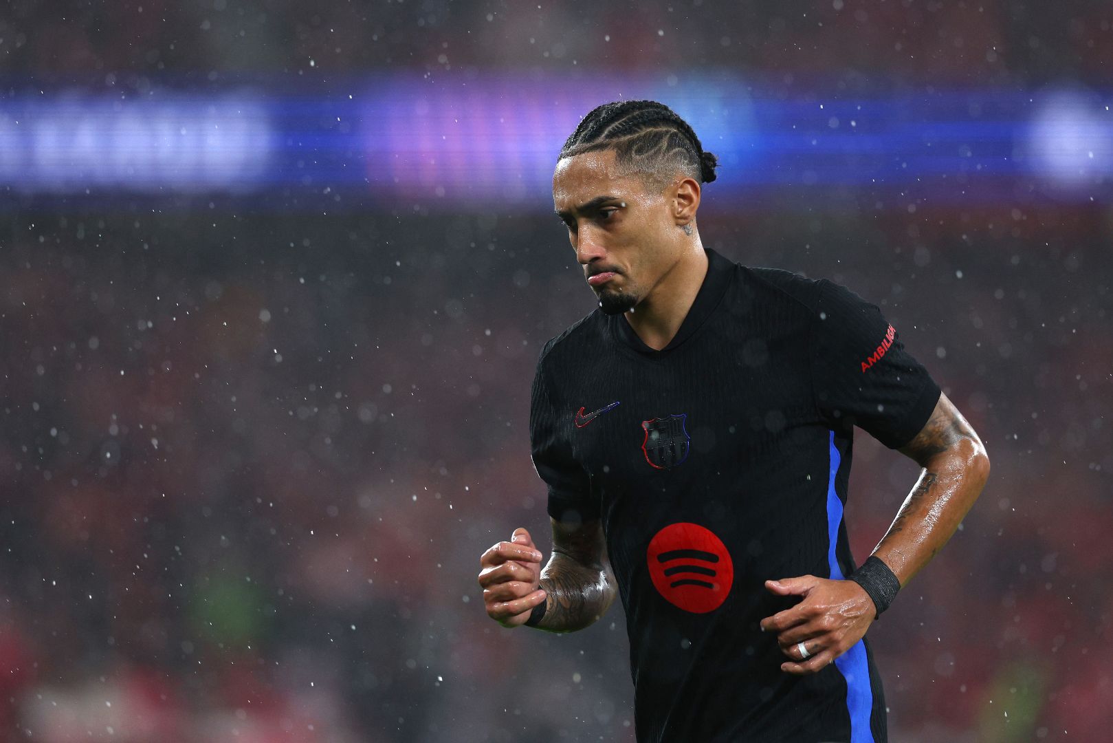 LISBON, PORTUGAL - JANUARY 21: Raphinha of FC Barcelona runs onto the pitch after half time during the UEFA Champions League 2024/25 League Phase MD7 match between SL Benfica and FC Barcelona at Estadio do SL Benfica on January 21, 2025 in Lisbon, Portugal.