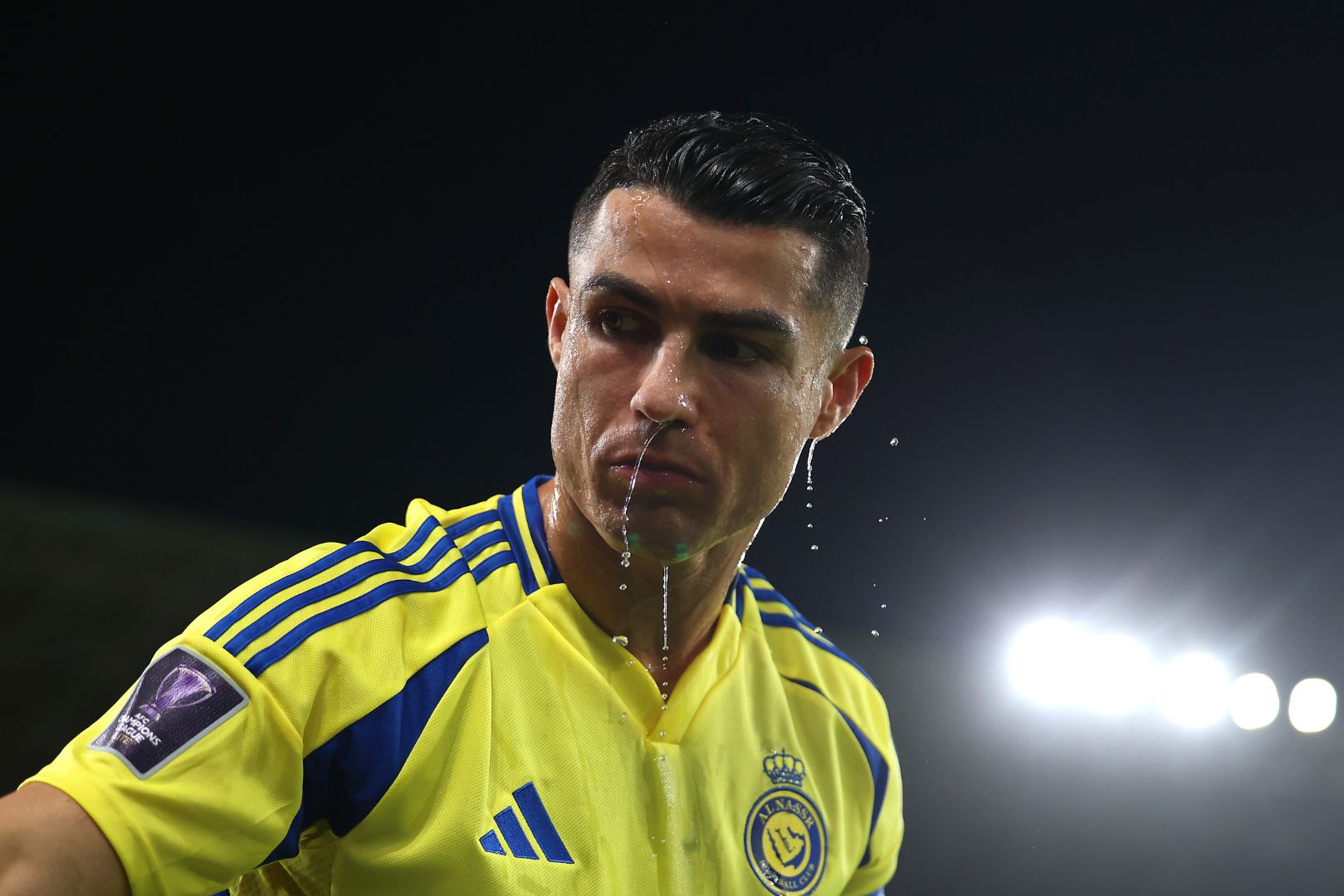 RIYADH, SAUDI ARABIA - NOVEMBER 05: Cristiano Ronaldo of Al-Nassr cools off with a bottle of water during the AFC Champions League Elite match between Al-Nassr FC and Al Ain FC at Al-Awaal Park on November 05, 2024 in Riyadh, Saudi Arabia.