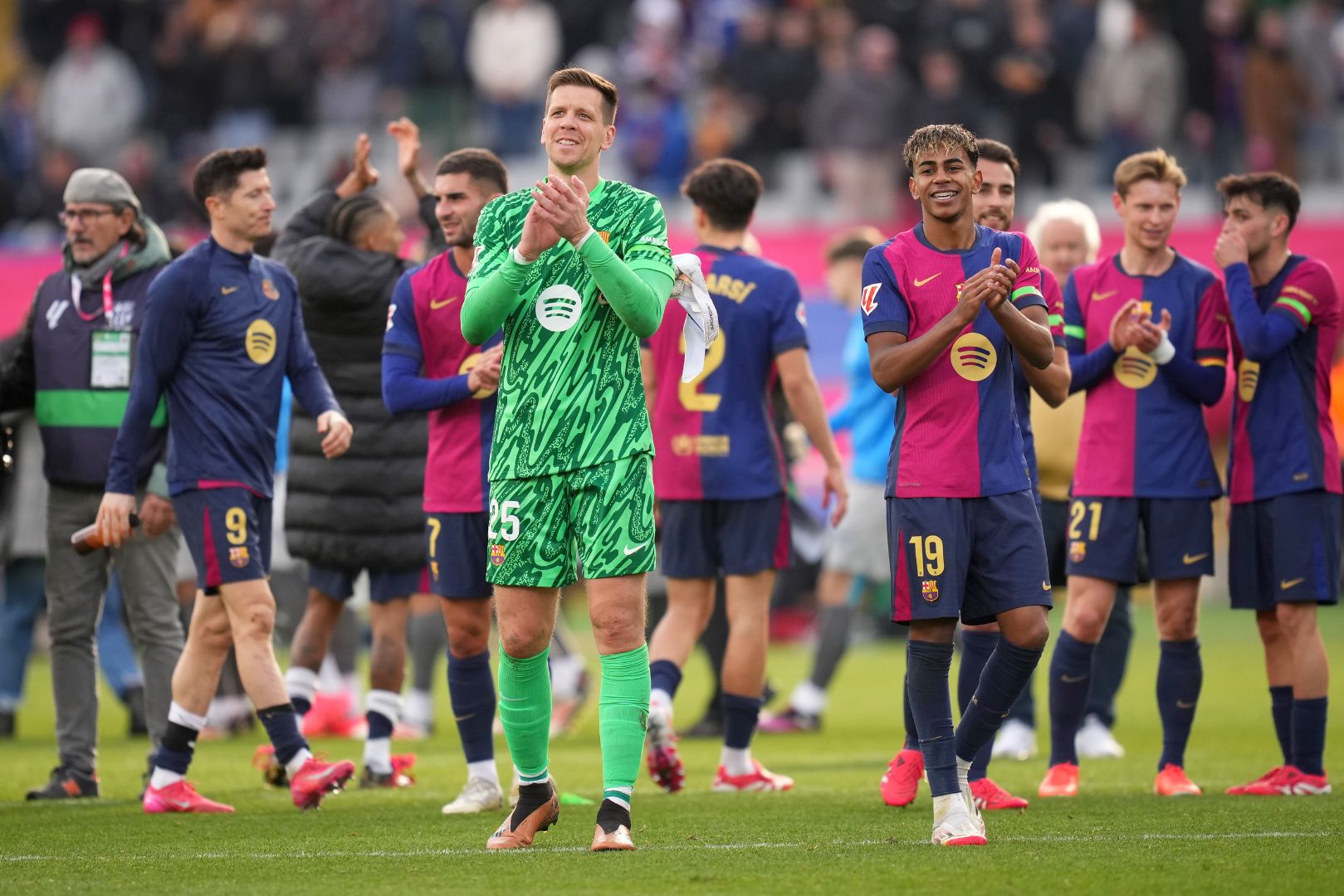 BARCELONA, SPAIN - FEBRUARY 02: Wojciech Szczesny of FC Barcelona celebrates with teammate Lamine Yamal following the team's victory the LaLiga match between FC Barcelona and Deportivo Alaves at Estadi Olimpic Lluis Companys on February 02, 2025 in Barcelona, Spain.