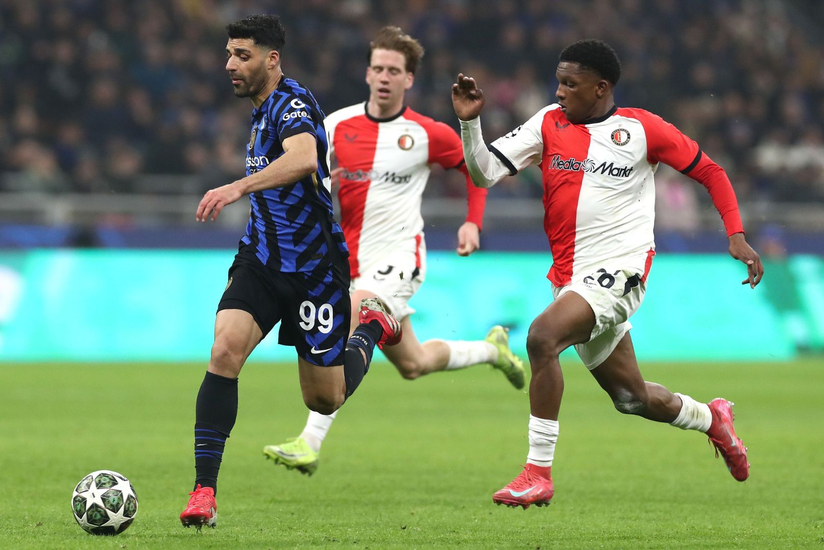 MILAN, ITALY - MARCH 11: Mehdi Taremi of FC Internazionale is chased down by Givairo Read of Feyenoord during the UEFA Champions League 2024/25 UEFA Champions League 2024/25 Round of 16 Second Leg match between FC Internazionale Milano and Feyenoord at Stadio Giuseppe Meazza on March 11, 2025 in Milan, Italy.