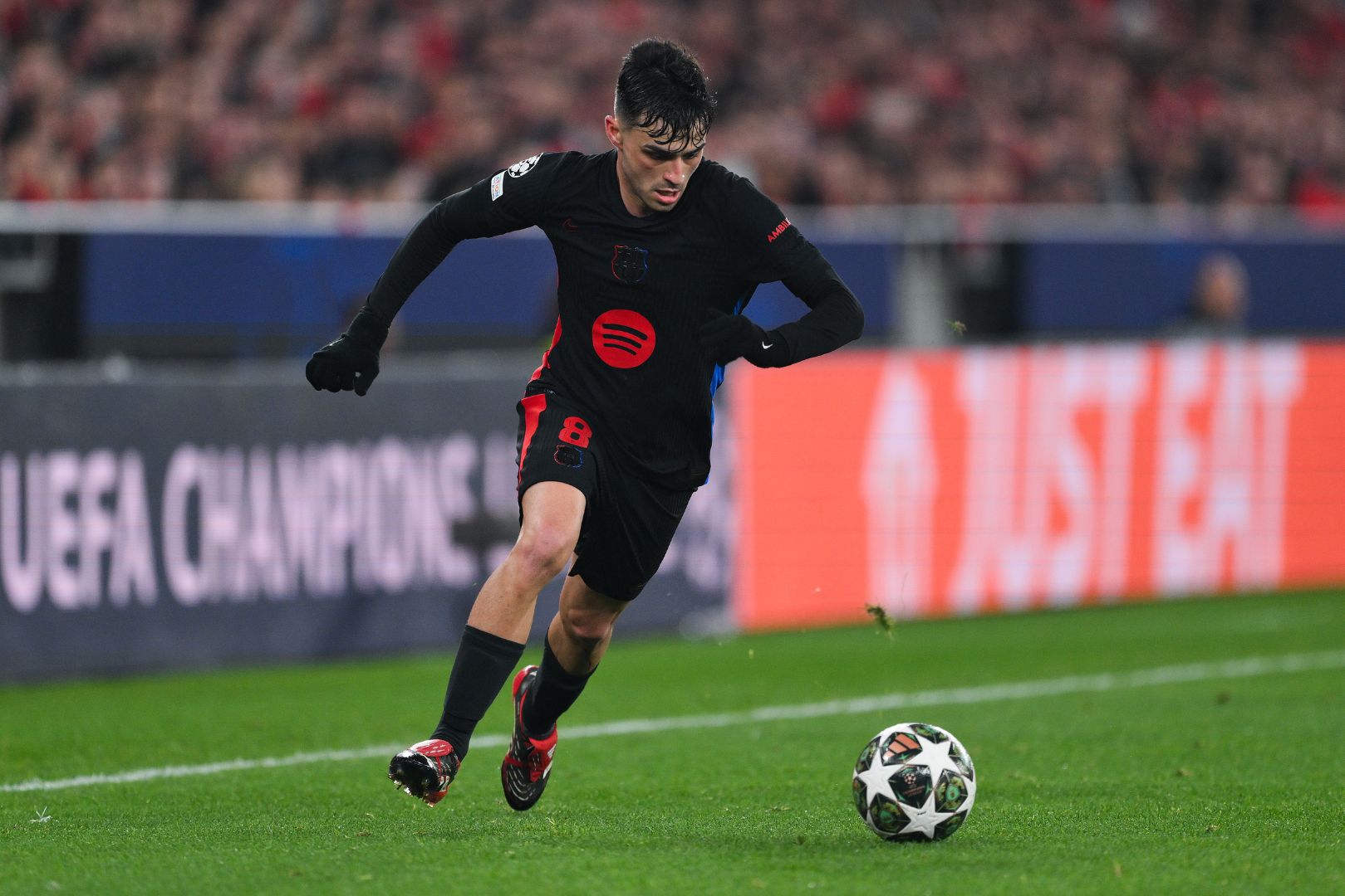 LISBON, PORTUGAL - MARCH 05: Pedri of FC Barcelona runs with the ball during the UEFA Champions League 2024/25 UEFA Champions League 2024/25 Round of 16 first leg match between SL Benfica and FC Barcelona at Estadio da Luz on March 05, 2025 in Lisbon, Portugal.