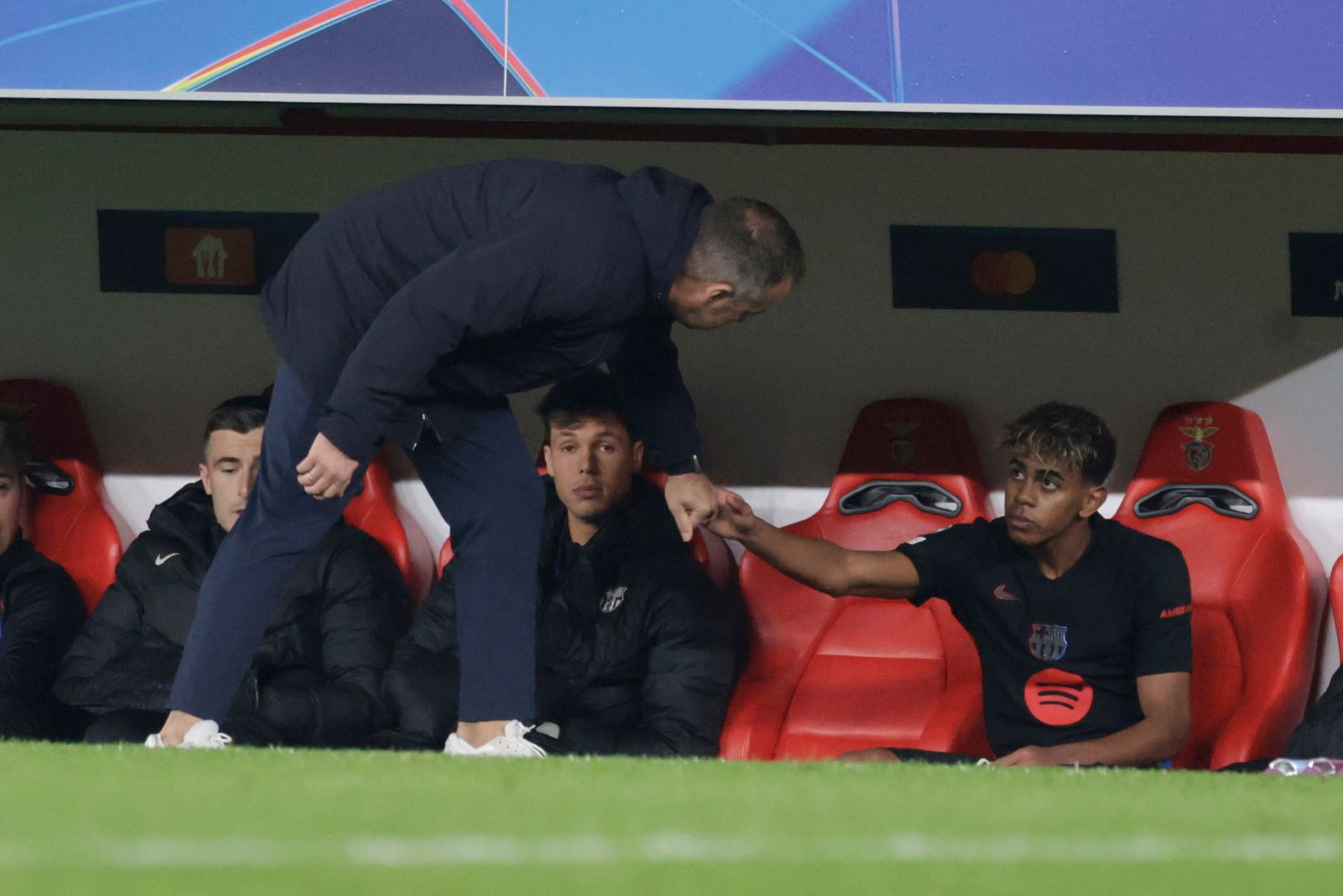 Hansi Flick's gesture with Lamine Yamal after his substitution during Barcelona vs Benfica.