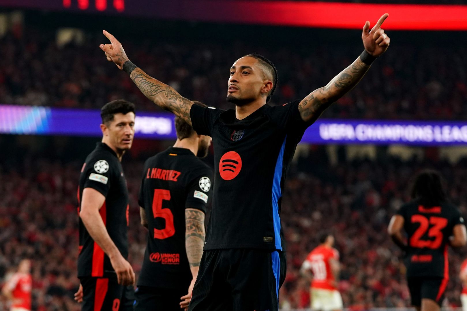 LISBON, PORTUGAL - MARCH 05: Raphinha of FC Barcelona celebrates scoring his team's first goal during the UEFA Champions League 2024/25 Round of 16 first Leg match between SL Benfica and FC Barcelona at Estadio da Luz on March 05, 2025 in Lisbon, Portugal.