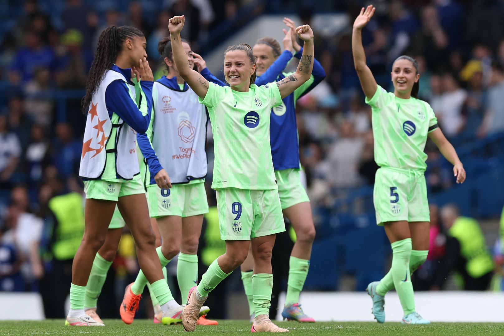 LONDON, ENGLAND - APRIL 27: Claudia Pina of FC Barcelona celebrates after the team's victory during the UEFA Women's Champions League semifinal second leg match between Chelsea FC Women and FC Barcelona at Stamford Bridge on April 27, 2025 in London, England.