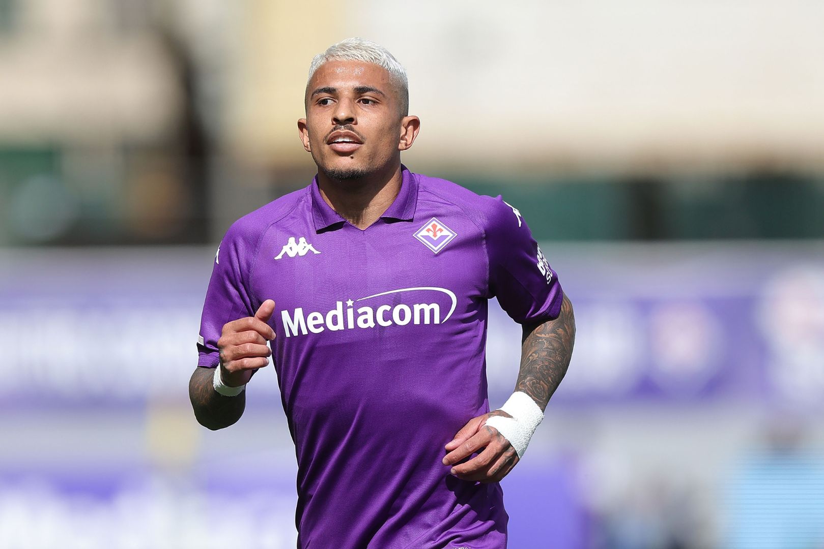 FLORENCE, ITALY - MARCH 30: Domilson Cordeiro dos Santos known as Dodo of ACF Fiorentina in action during the Serie A match between Fiorentina and Atalanta at Stadio Artemio Franchi on March 30, 2025 in Florence, Italy.