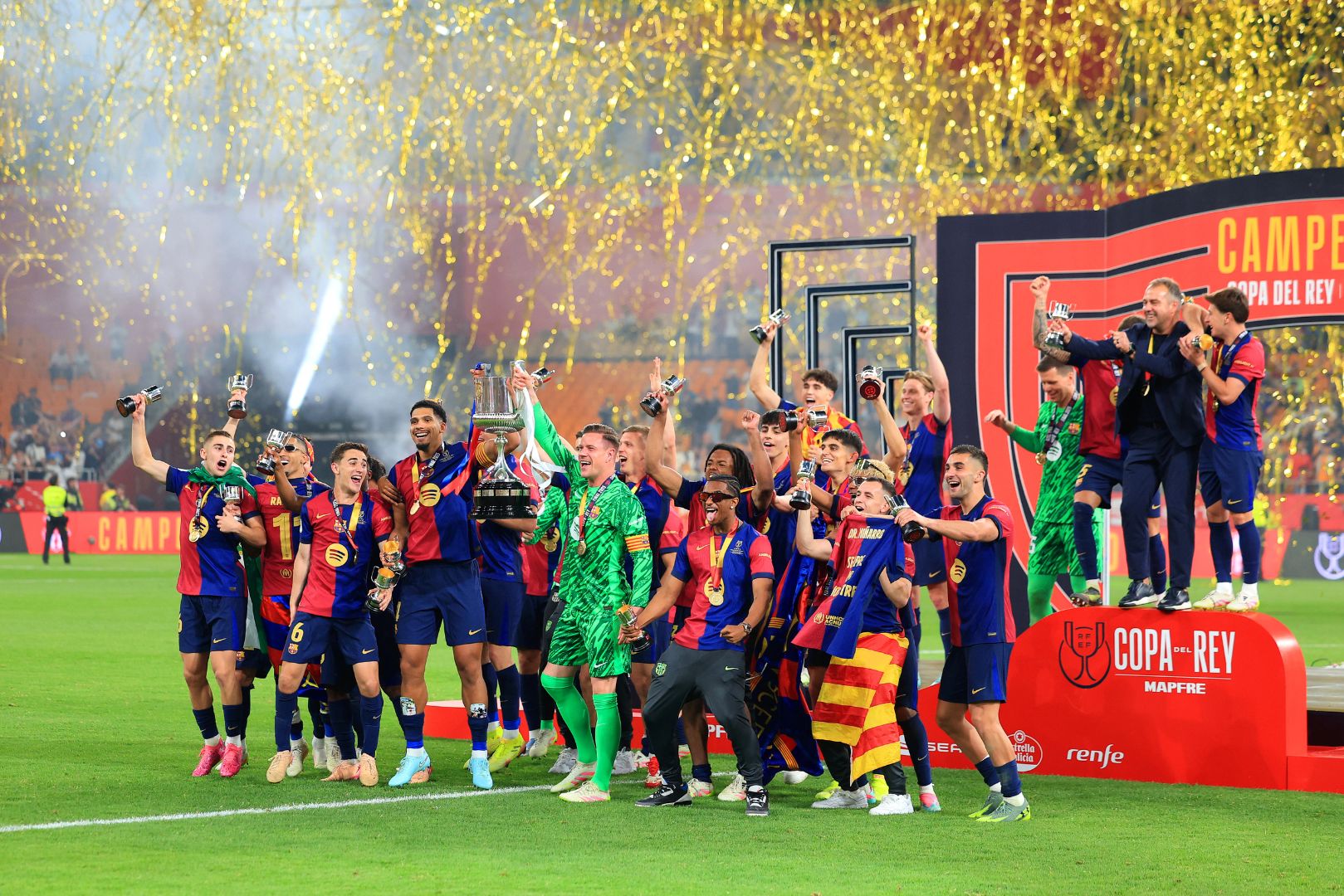 SEVILLE, SPAIN - APRIL 26: Ronald Araujo and Marc-Andre ter Stegen of FC Barcelona lift the Copa del Rey trophy after the team's victory in the Copa del Rey Final match between FC Barcelona and Real Madrid at Estadio de La Cartuja on April 26, 2025 in Seville, Spain.