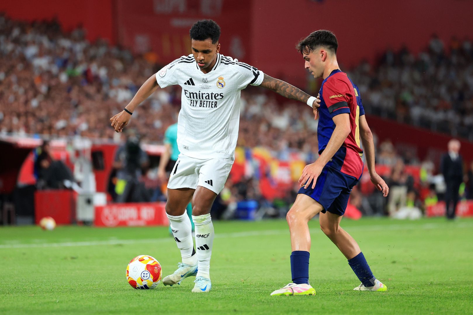 SEVILLE, SPAIN - APRIL 26: Rodrygo of Real Madrid controls the ball whilst under pressure from Pedri of FC Barcelona during the Copa del Rey Final match between FC Barcelona and Real Madrid at Estadio de La Cartuja on April 26, 2025 in Seville, Spain.