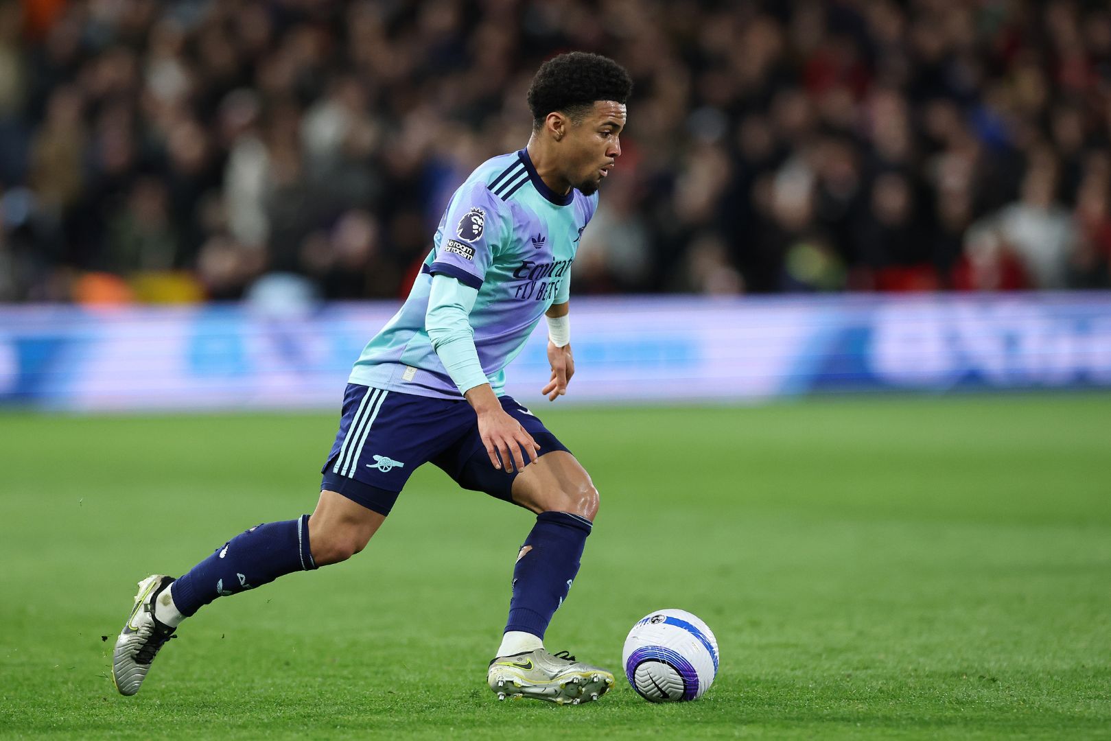 NOTTINGHAM, ENGLAND - FEBRUARY 26: Ethan Nwaneri of Arsenal runs with the ball during the Premier League match between Nottingham Forest FC and Arsenal FC at City Ground on February 26, 2025 in Nottingham, England.