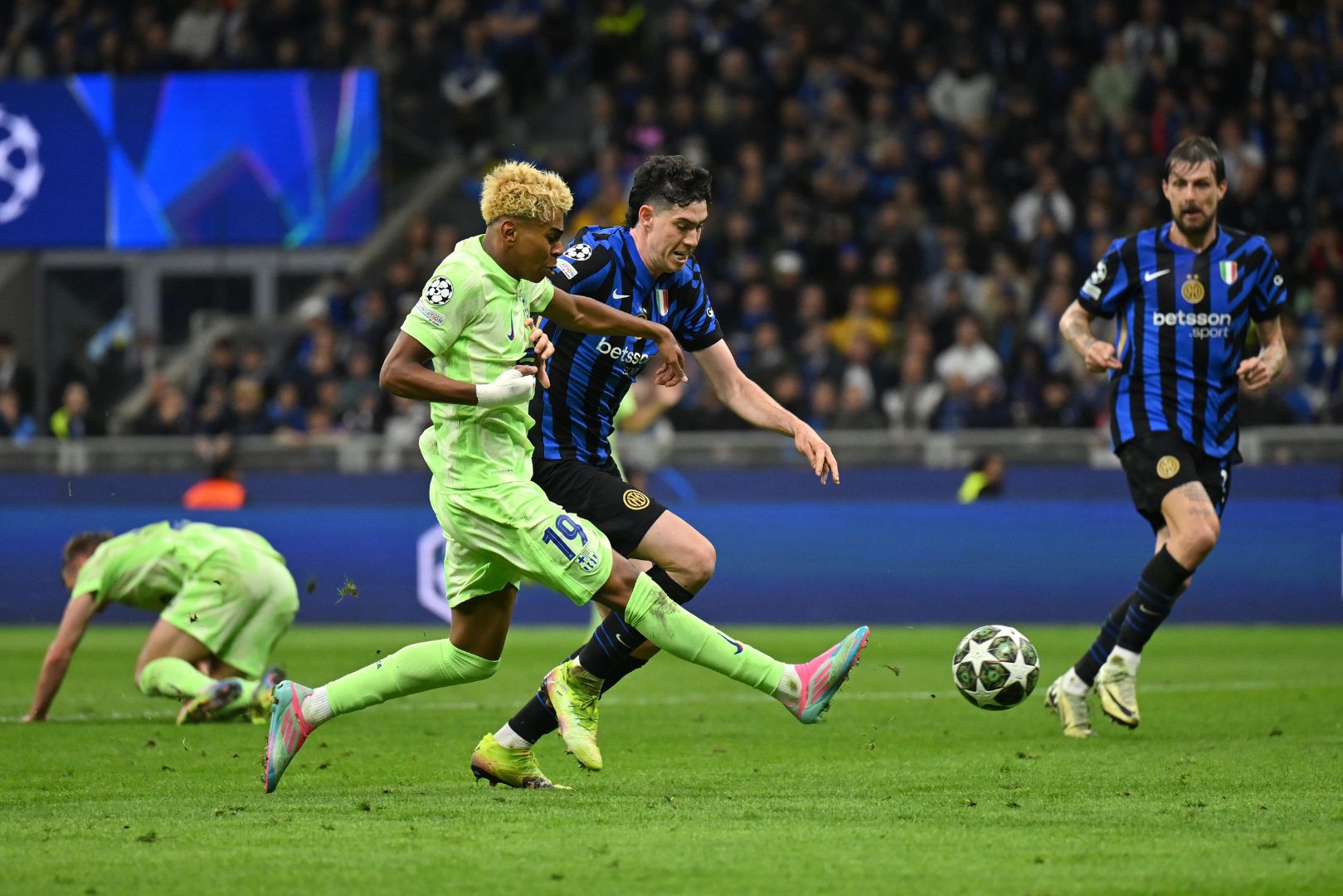 MILAN, ITALY - MAY 06: Lamine Yamal of FC Barcelona crosses the ball whilst under pressure from Alessandro Bastoni of FC Internazionale during the UEFA Champions League 2024/25 Semi Final Second Leg match between FC Internazionale Milano and FC Barcelona at Giuseppe Meazza Stadium on May 06, 2025 in Milan, Italy.