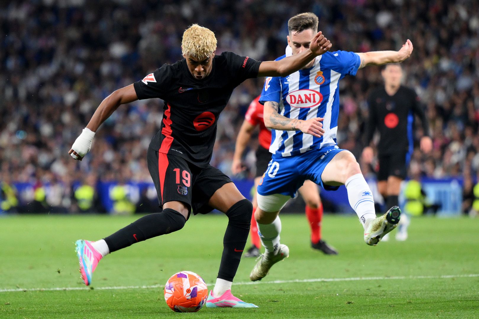 BARCELONA, SPAIN - MAY 15: Lamine Yamal of FC Barcelona runs with the ball whilst under pressure from Pol Lozano of RCD Espanyol during the LaLiga match between RCD Espanyol de Barcelona and FC Barcelona at RCDE Stadium on May 15, 2025 in Barcelona, Spain.