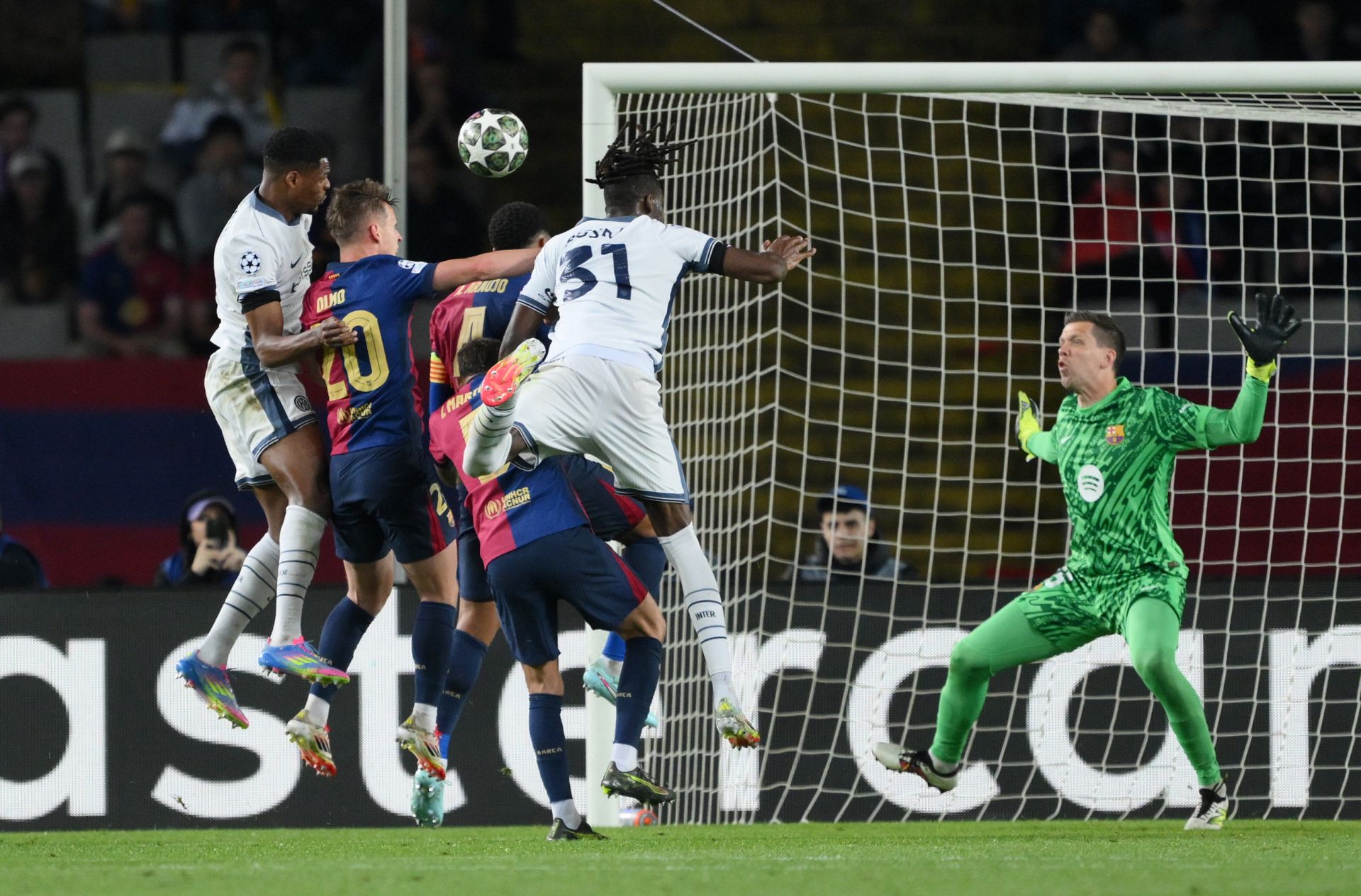 BARCELONA, SPAIN - APRIL 30: Denzel Dumfries of FC Internazionale scores his team's third goal past Wojciech Szczesny of FC Barcelona during the UEFA Champions League 2024/25 Semi Final First Leg match between FC Barcelona and FC Internazionale Milano at Estadi Olimpic Lluis Companys on April 30, 2025 in Barcelona, Spain.