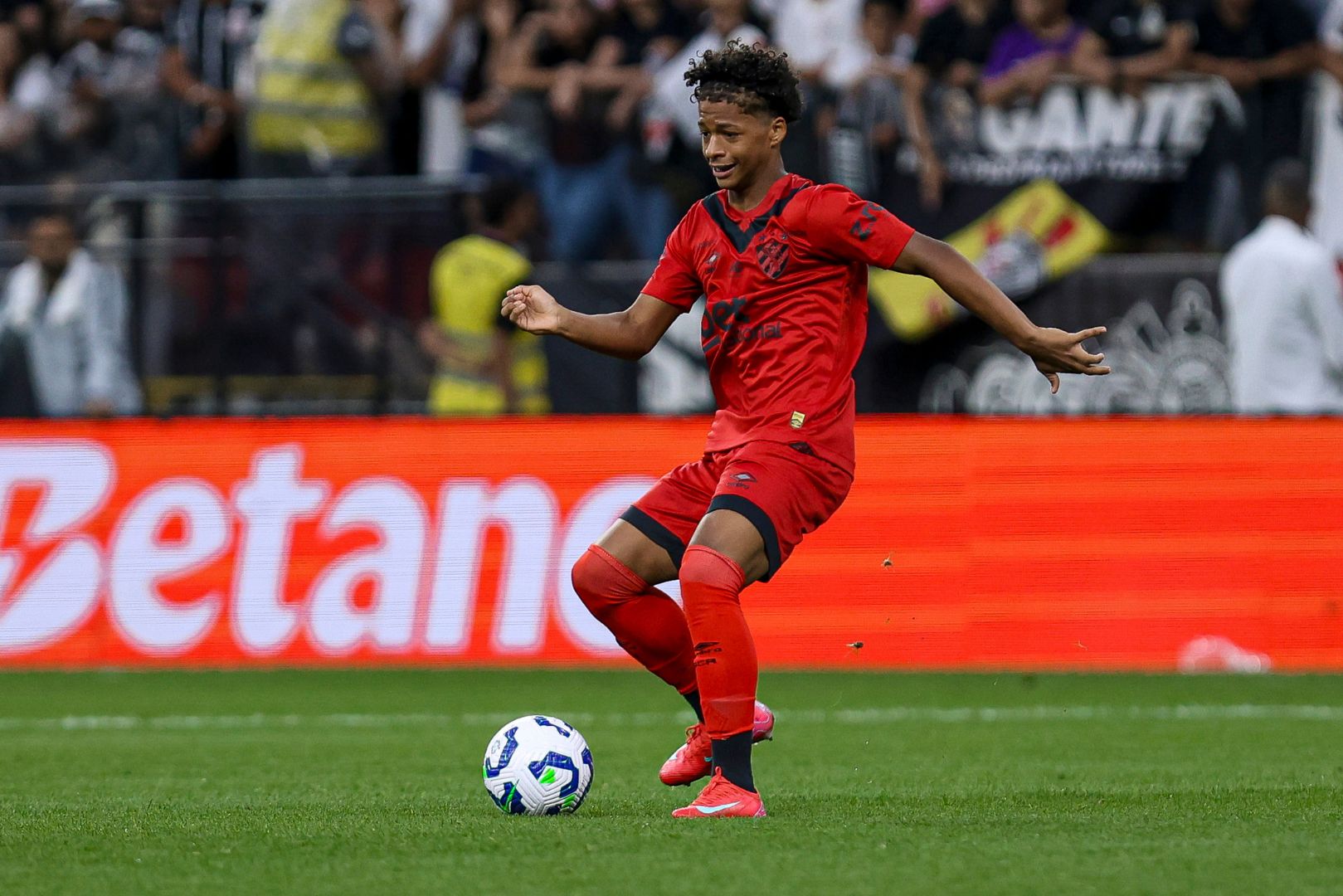 SAO PAULO, BRAZIL - APRIL 19: Ze Lucas of Sport Recife in action during the Brasileirao 2025 match between Corinthians and Sport Recife at Neo Quimica Arena on April 19, 2025 in Sao Paulo, Brazil.