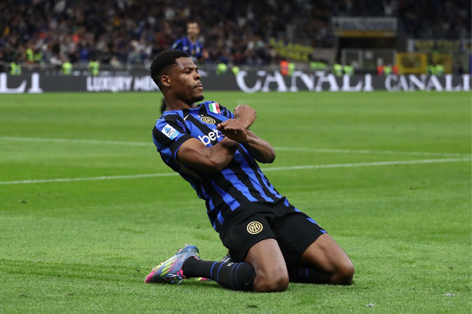 MILAN, ITALY - MAY 18: Denzel Dumfries of FC Internazionale celebrates after scoring their team's second goal during the Serie A match between FC Internazionale and SS Lazio at Stadio Giuseppe Meazza on May 18, 2025 in Milan, Italy.