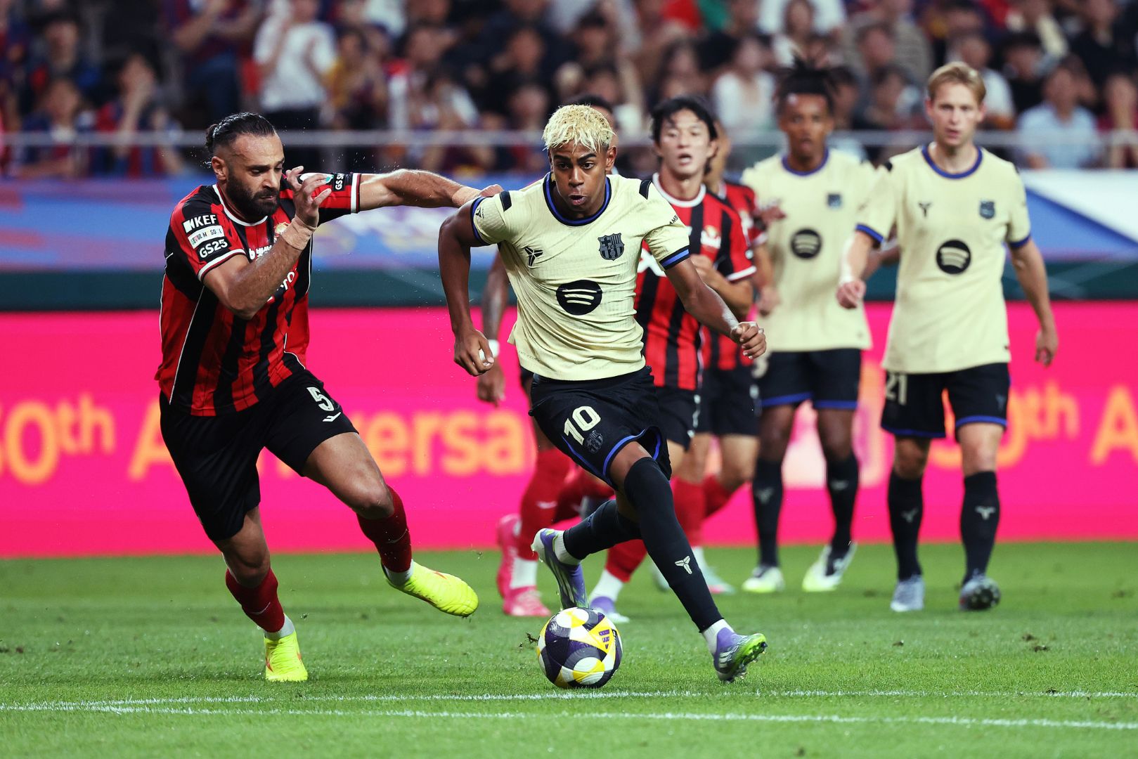 SEOUL, SOUTH KOREA - JULY 31: Lamine Yamal of FC Barcelona controls the ball during the preseason friendly between FC Seoul and FC Barcelona at Seoul World Cup Stadium on July 31, 2025 in Seoul, South Korea.