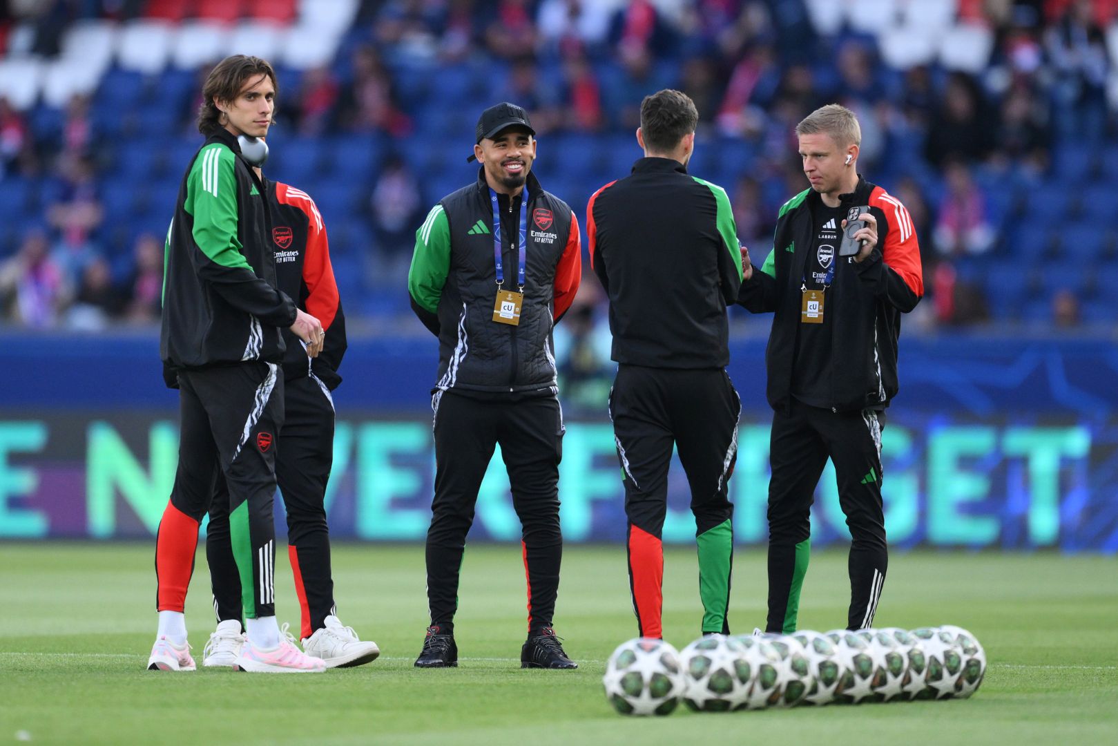 PARIS, FRANCE - MAY 07: Gabriel Jesus of Arsenal inspects the pitch with teammates Riccardo Calafiori, Jorginho and Oleksandr Zinchenko prior to the UEFA Champions League 2024/25 Semi Final Second Leg match between Paris Saint-Germain and Arsenal FC at Parc des Princes on May 07, 2025 in Paris, France.