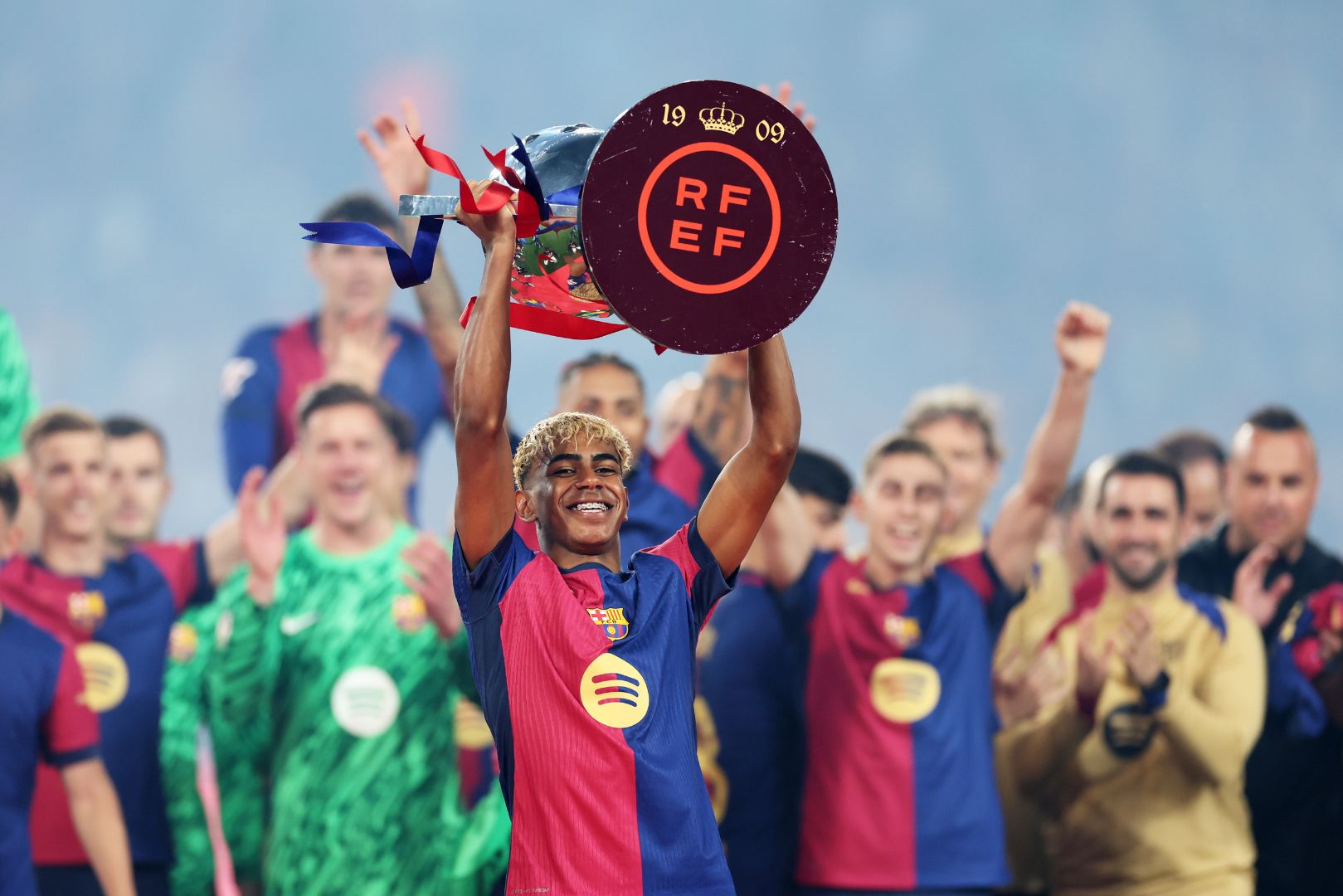 BARCELONA, SPAIN - MAY 18: Lamine Yamal of FC Barcelona lifts the La Liga EA Sports title trophy following the La Liga EA Sports match between FC Barcelona and Villarreal CF at Estadi Olimpic Lluis Companys on May 18, 2025 in Barcelona, Spain.