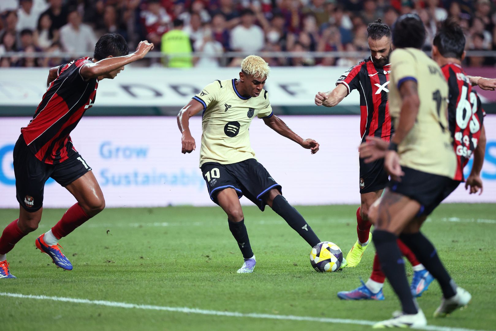 SEOUL, SOUTH KOREA - JULY 31: Lamine Yamal of FC Barcelona scores team's third goal during the preseason friendly between FC Seoul and FC Barcelona at Seoul World Cup Stadium on July 31, 2025 in Seoul, South Korea.