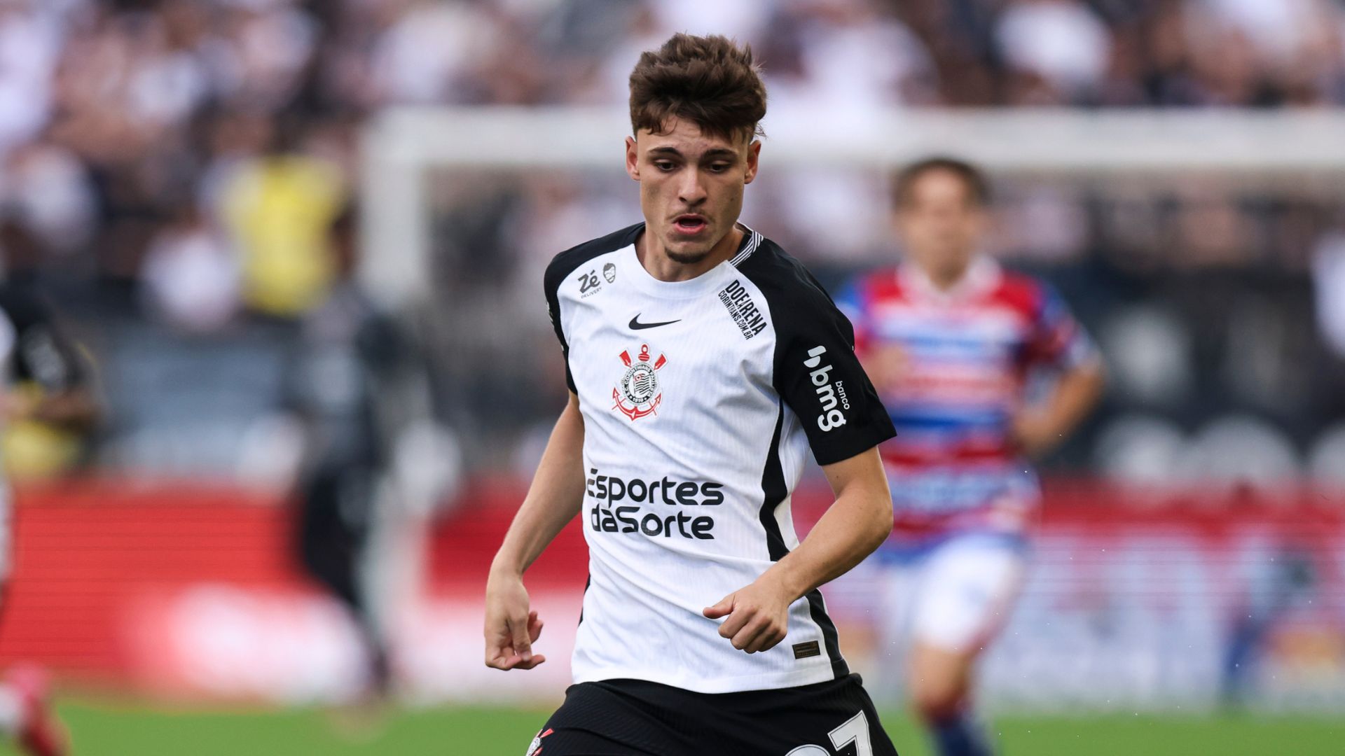 SAO PAULO, BRAZIL - AUGUST 03: Breno Bidon of Corinthians controls the ball during a Brasileirao 2025 match between Corinthians and Fortaleza at Neo Quimica Arena on August 03, 2025 in Sao Paulo, Brazil.